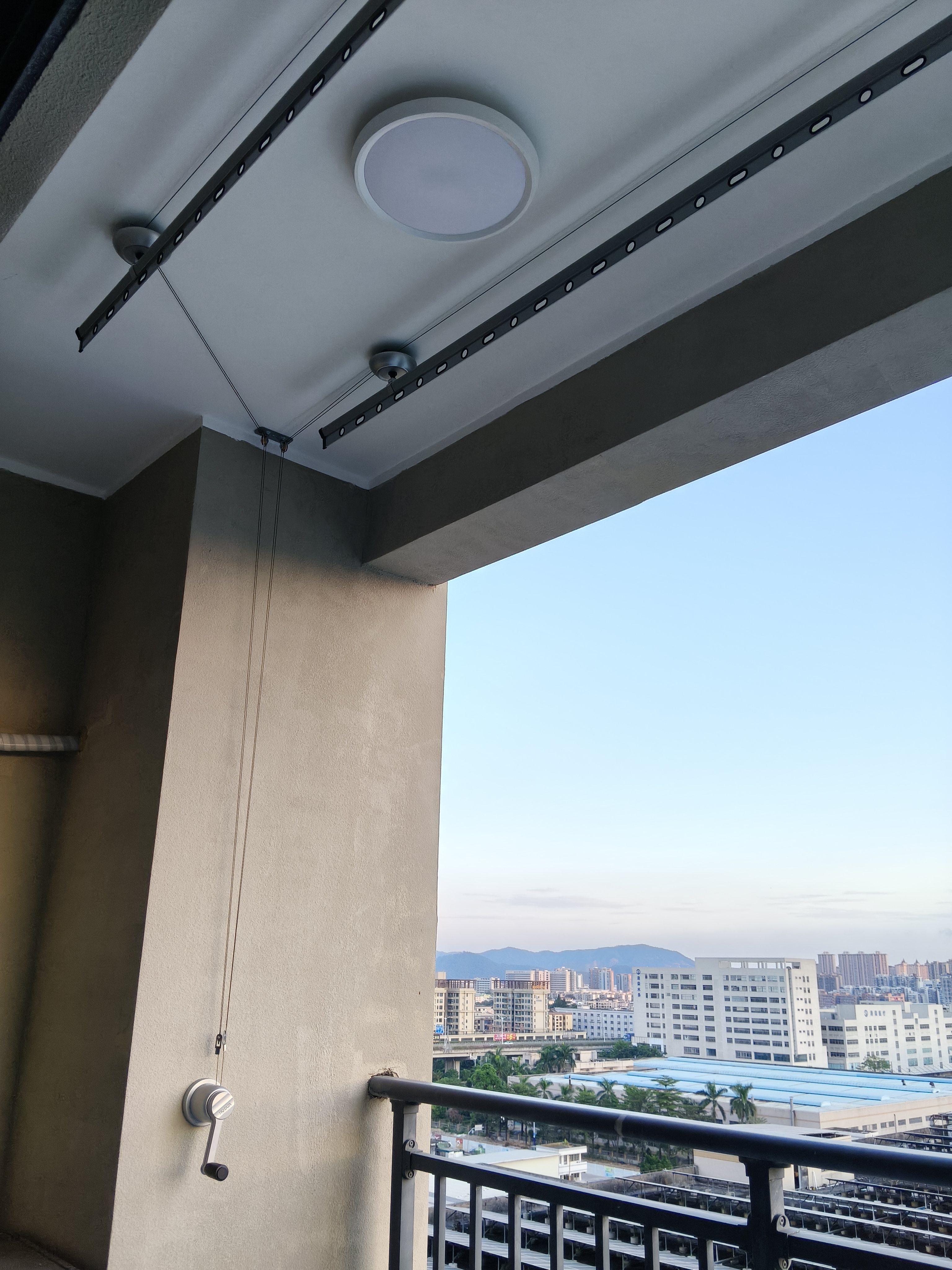 好太太晾衣架阳台手摇晾衣杆升降手动室内室外晒衣架家用晒衣架 Y022-银黑2.4米：双杆+62挂孔 实拍图