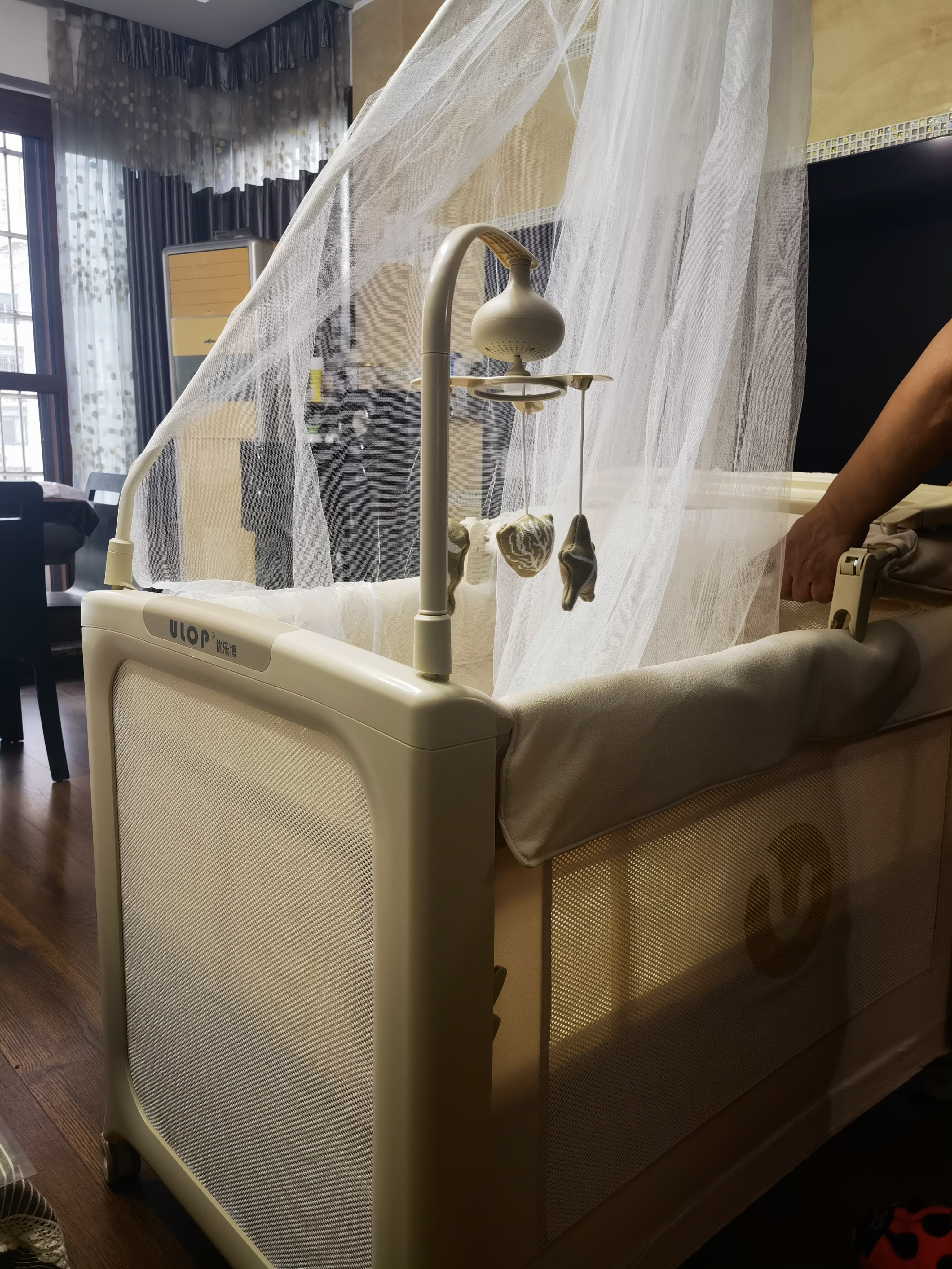 优乐博（ULOP）多功能婴儿床拼接床可折叠可移动0-3岁宝宝床带尿布台蚊帐二合一 优乐博 Aura Pro 豪华婴护舱-香槟金[奢华顶配] 婴儿用品新生儿见面礼物高档宝宝满月礼物 实拍图