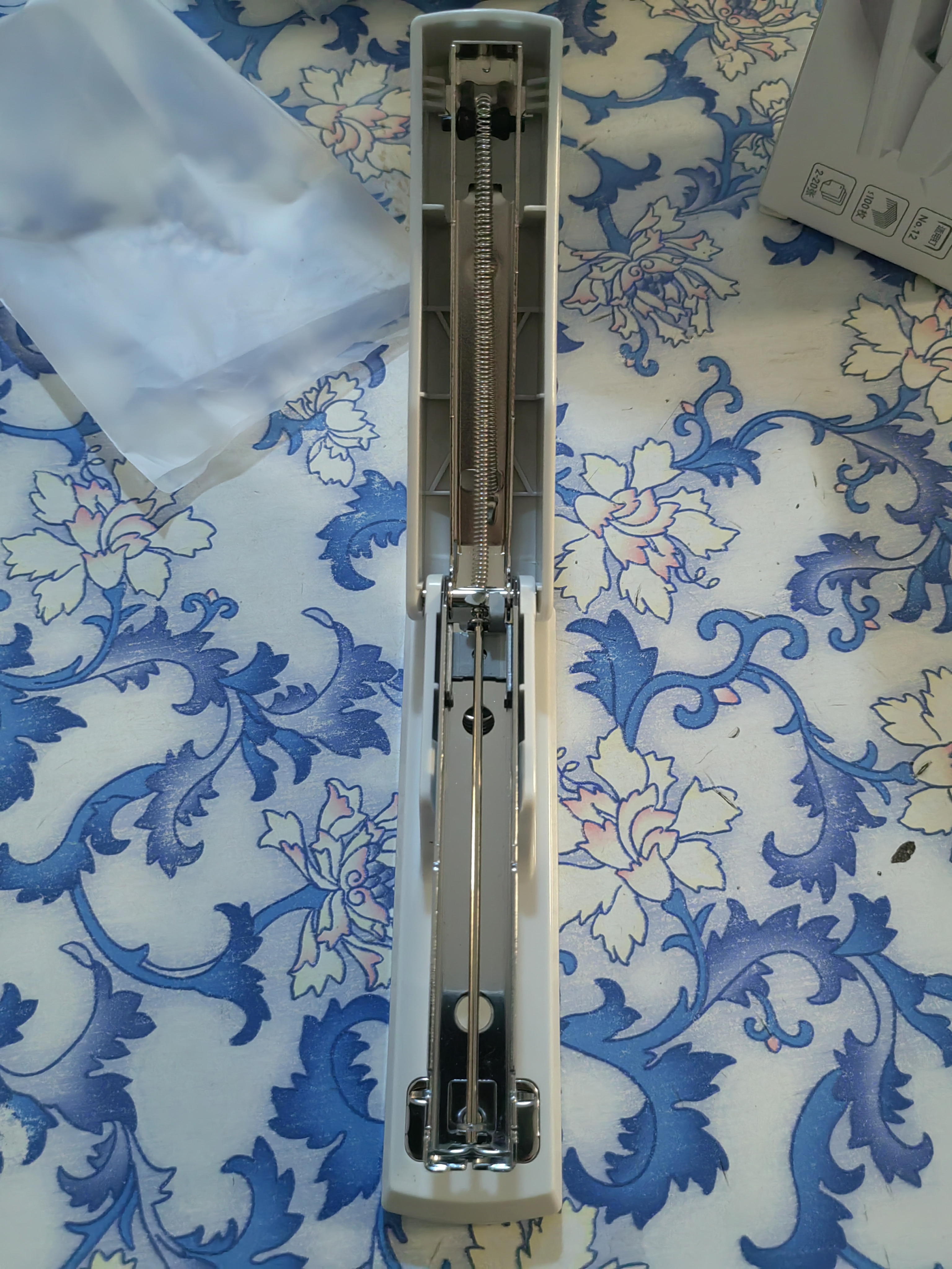 得力（deli）办公用品订书机加厚大号订书器迷你小号钉书机中号学生用多功能订厚书装订机手动学生12号 白色【经典平头款-订25页】 实拍图