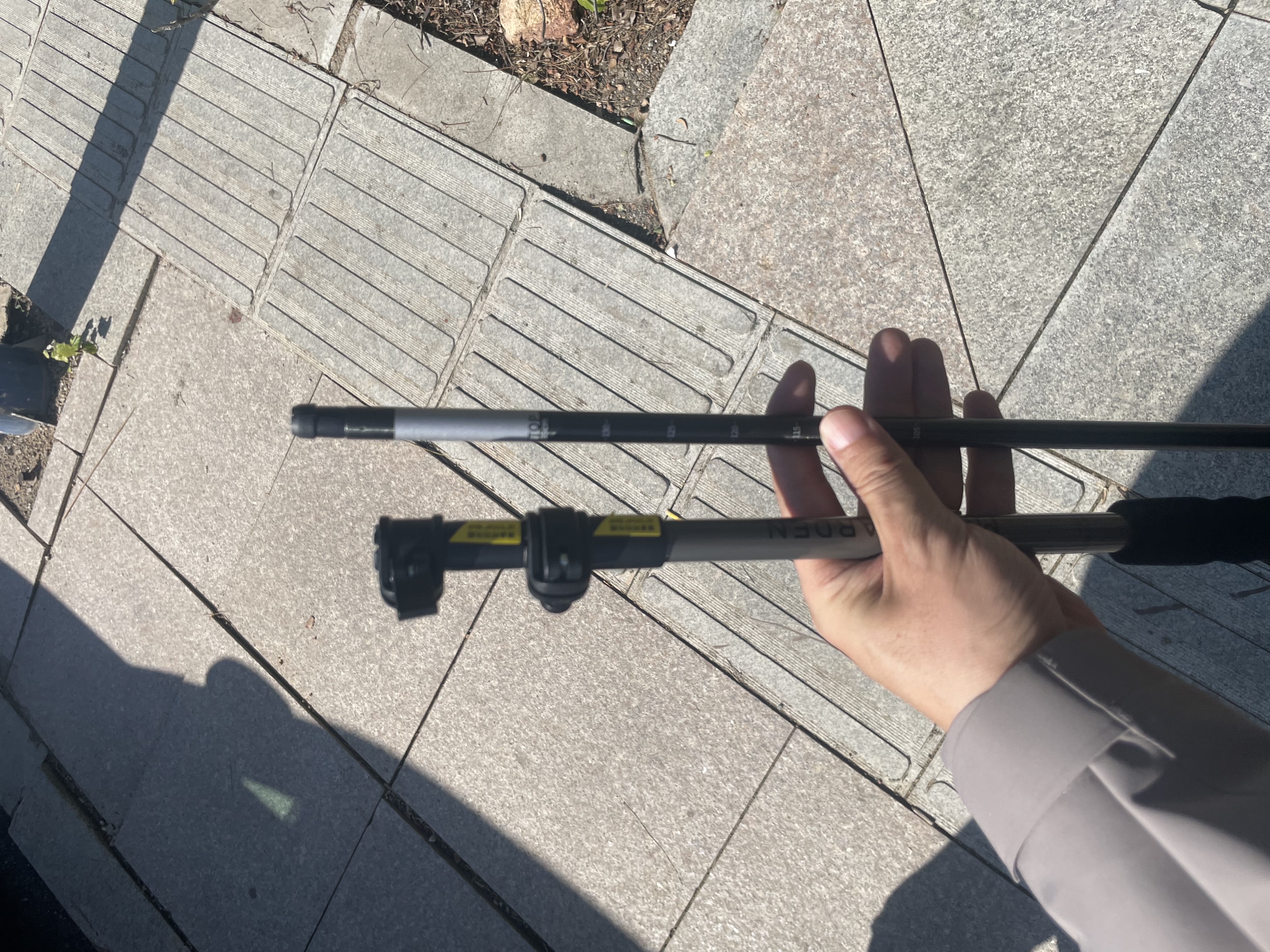 牧高笛（MOBIGARDEN）登山杖 户外露营轻量化三节铝合金登山杖征途 NX23667001 云崖灰 实拍图
