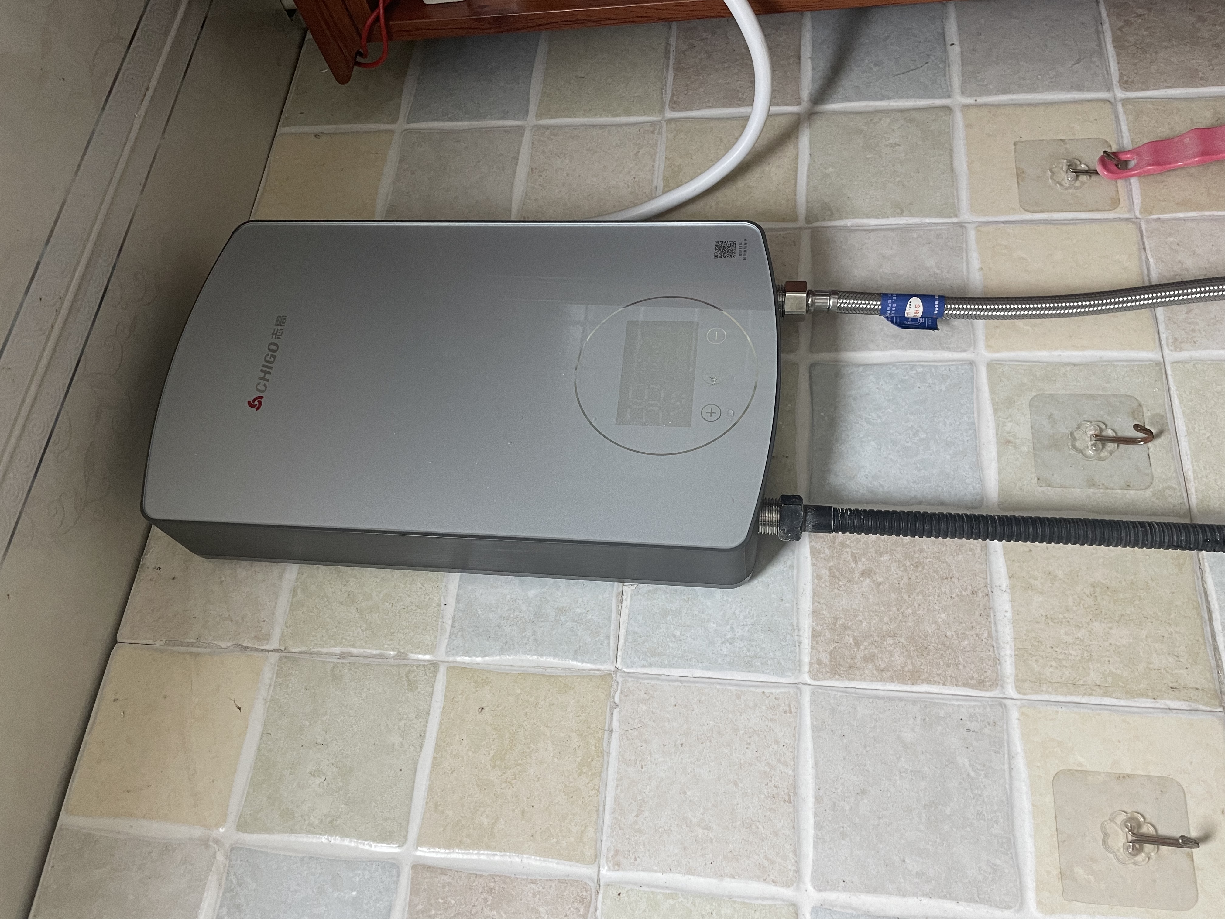 志高（CHIGO）即热式电热水器6500W电热水器小厨宝家用集成洗澡免储水多功率可调防漏电 银色 KBR-B65 实拍图