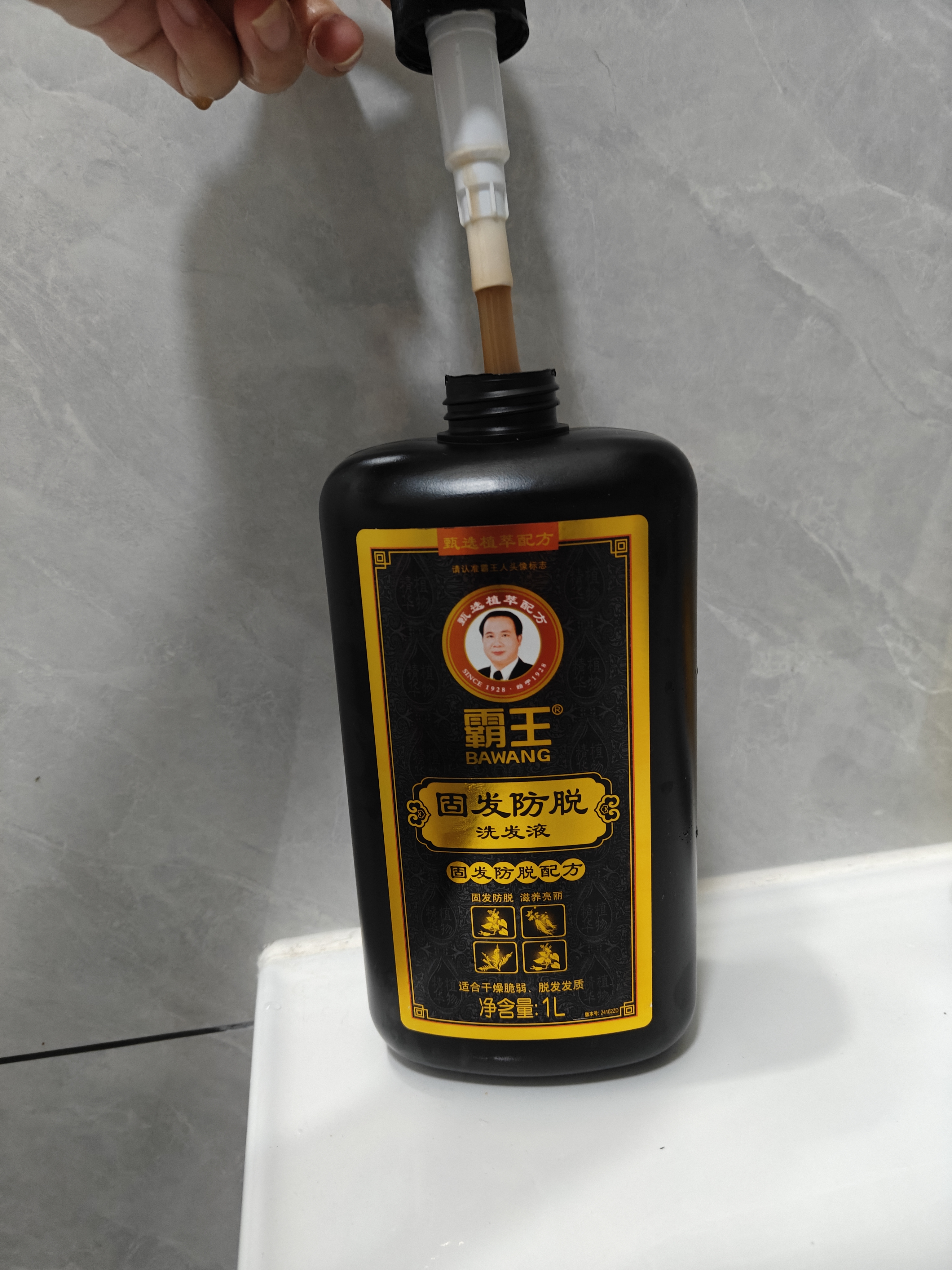 霸王防脱去屑洗发水何首乌防脱发洗头膏控油蓬松男女士洗发露1L 实拍图