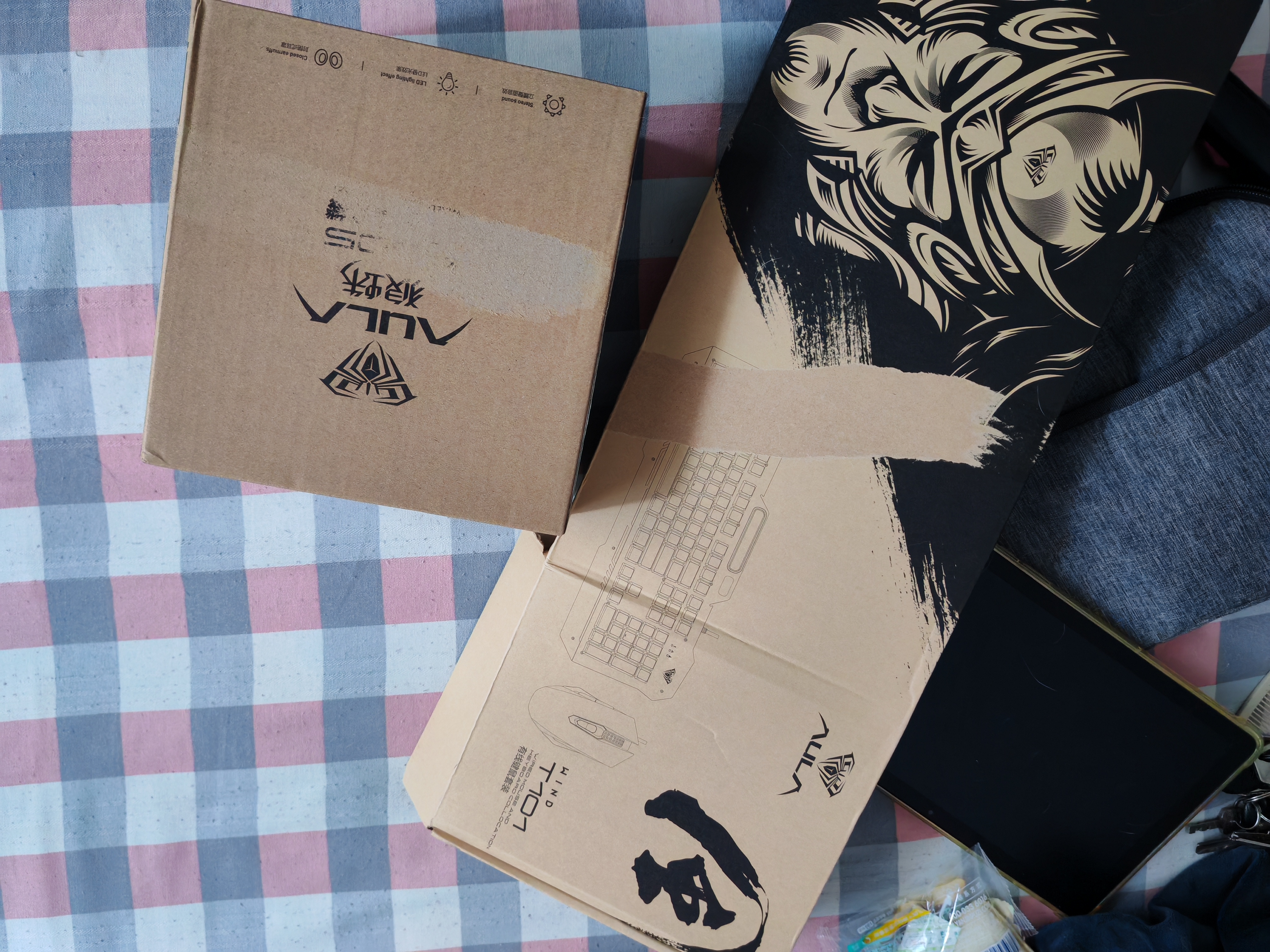 狼蛛（AULA）真机械手感键盘鼠标套装有线背光键盘电竞游戏专用电脑键盘鼠标耳机三件套 银白【混光】键鼠耳机三件套 实拍图