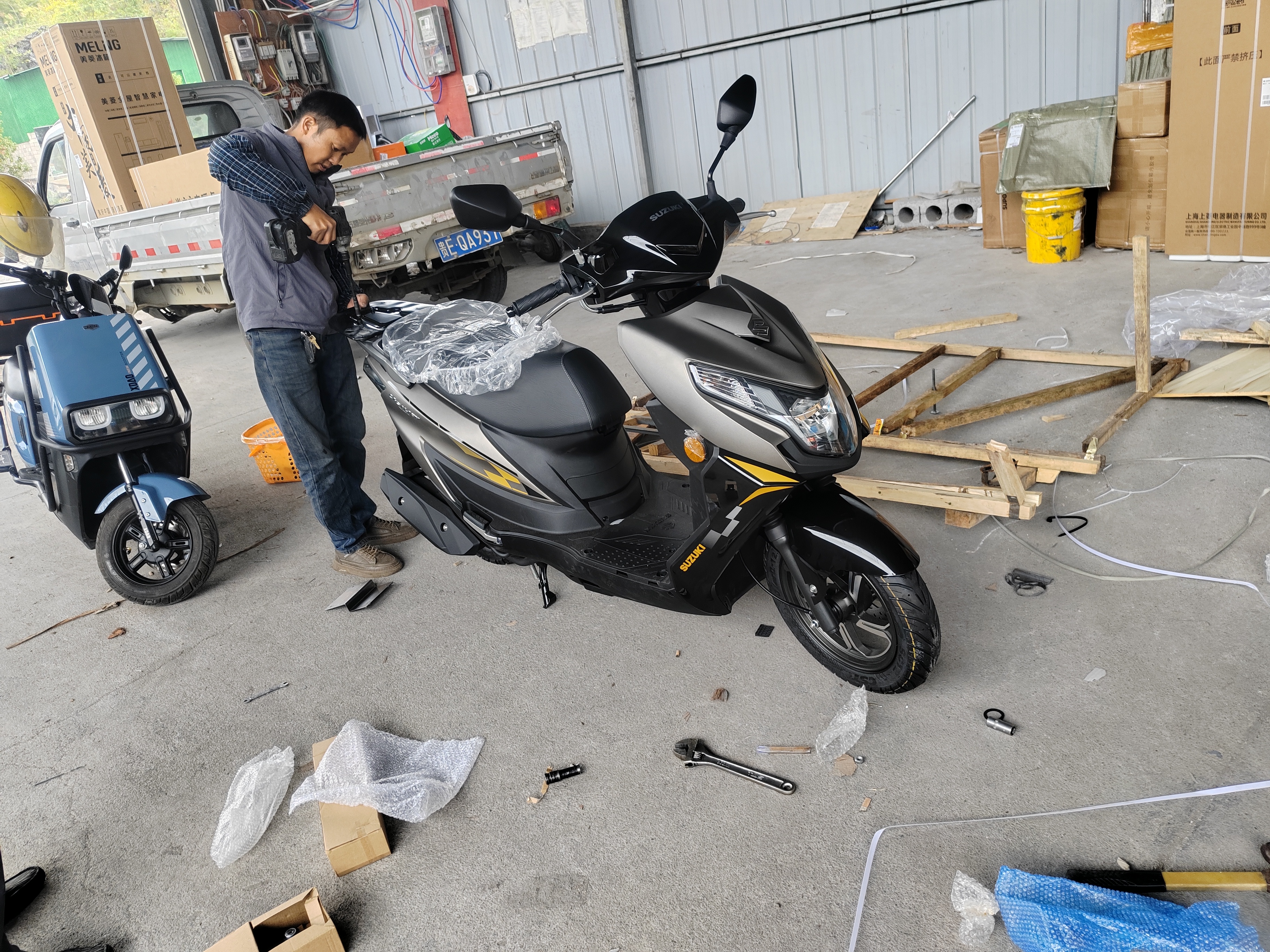 铃木（SUZUKI）UE125T优驿特别版 超级芯 省油长续航 城市通勤踏板摩托车 哑钛灰 实拍图