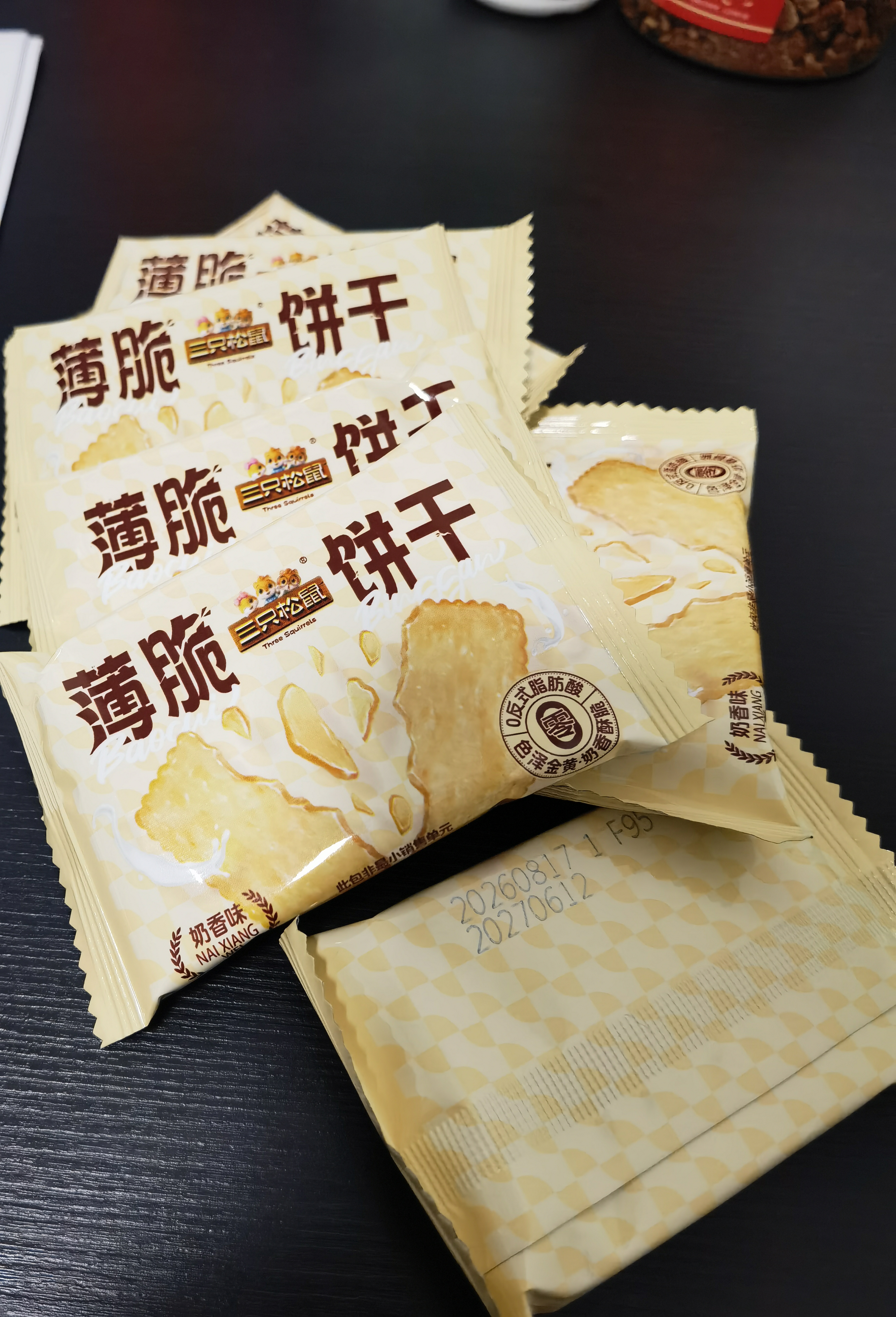 三只松鼠薄脆饼干小方300g盒装原味奶香早餐代餐膨化食品休闲零食儿童小吃 实拍图