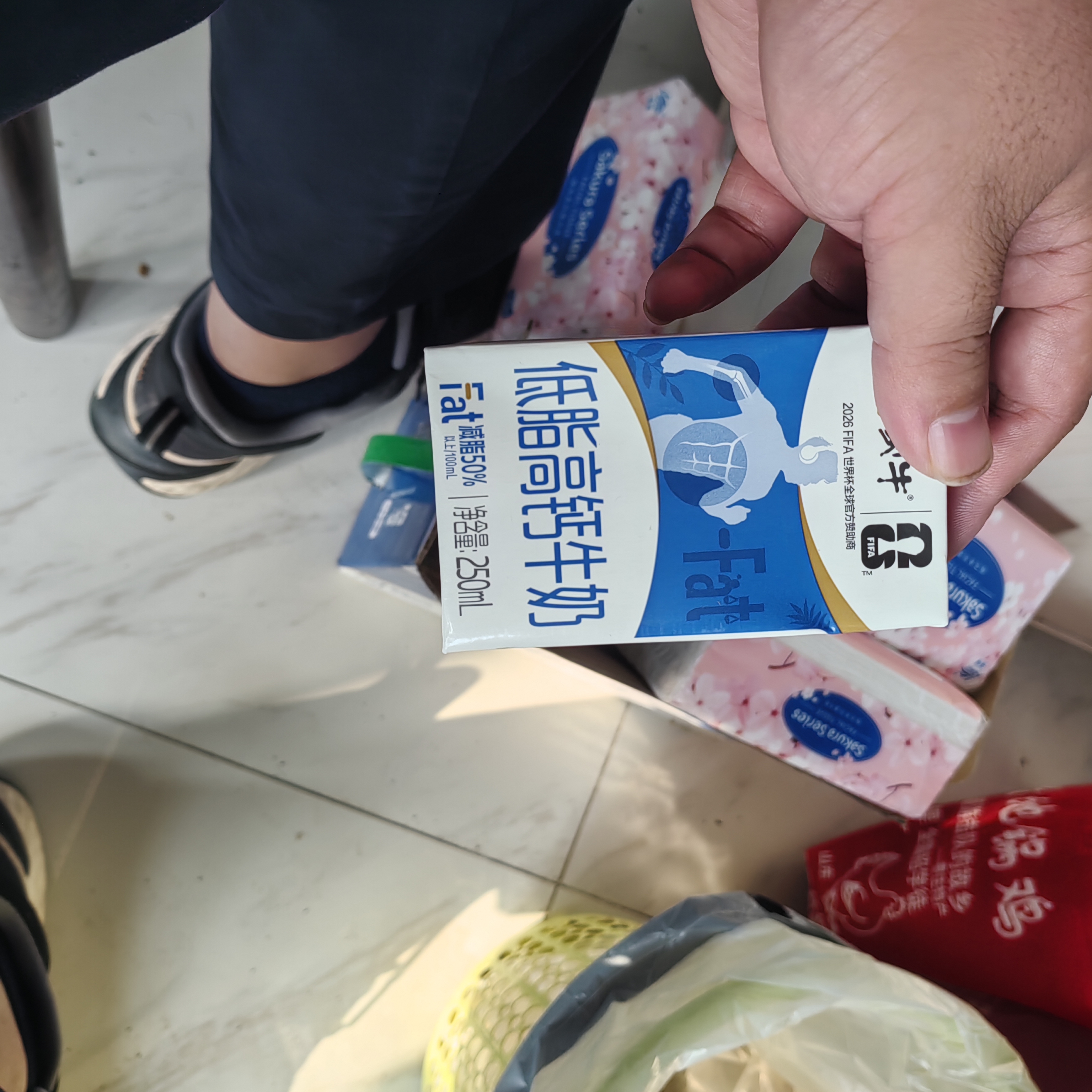 蒙牛低脂高钙牛奶250ml*21盒 早餐健身伴侣 礼盒装送礼礼盒 实拍图