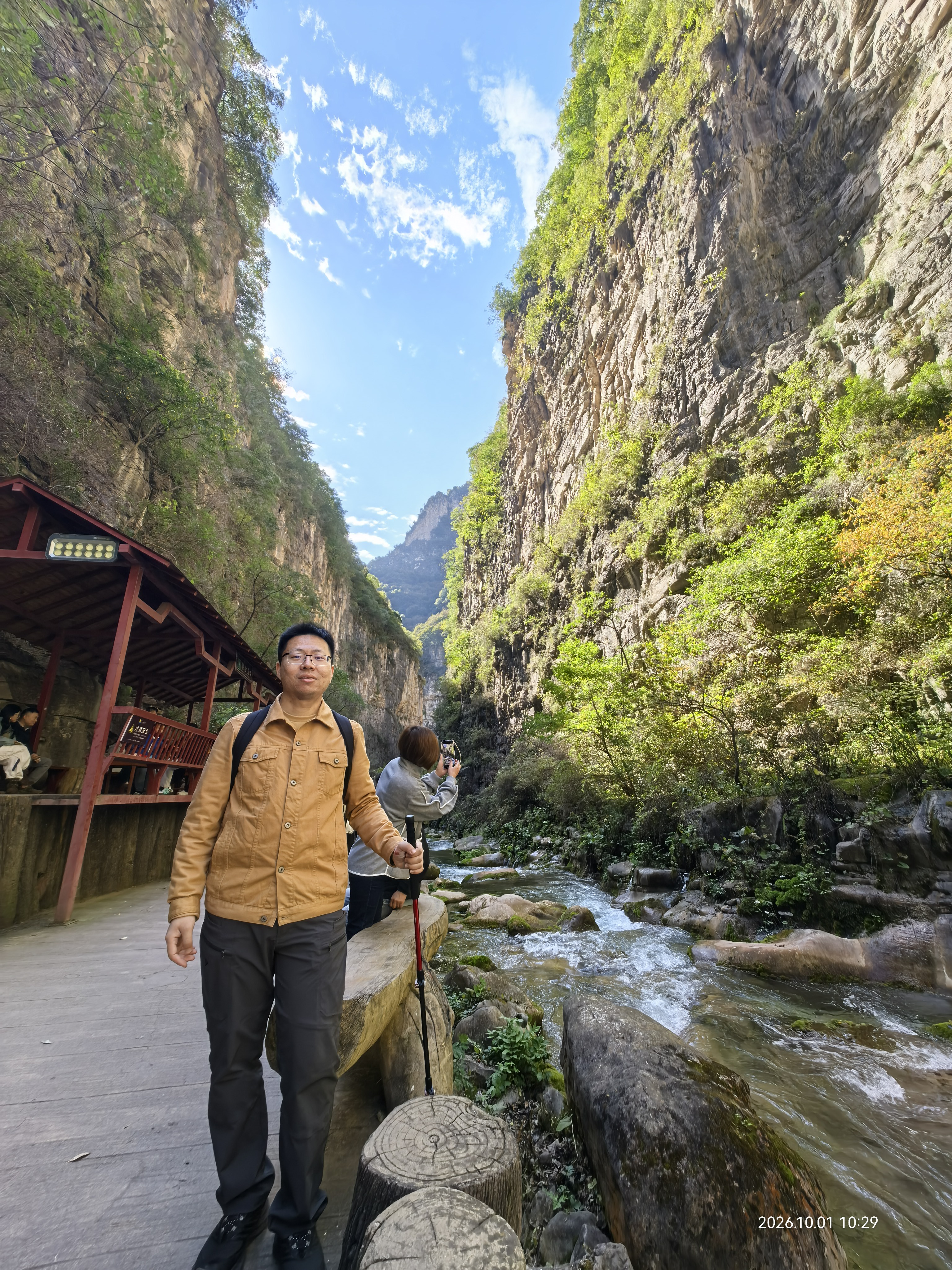 探路者（TOREAD）喀纳登山杖碳纤维伸缩手杖户外徒步超轻便携爬山装备拐杖 燎原红 实拍图