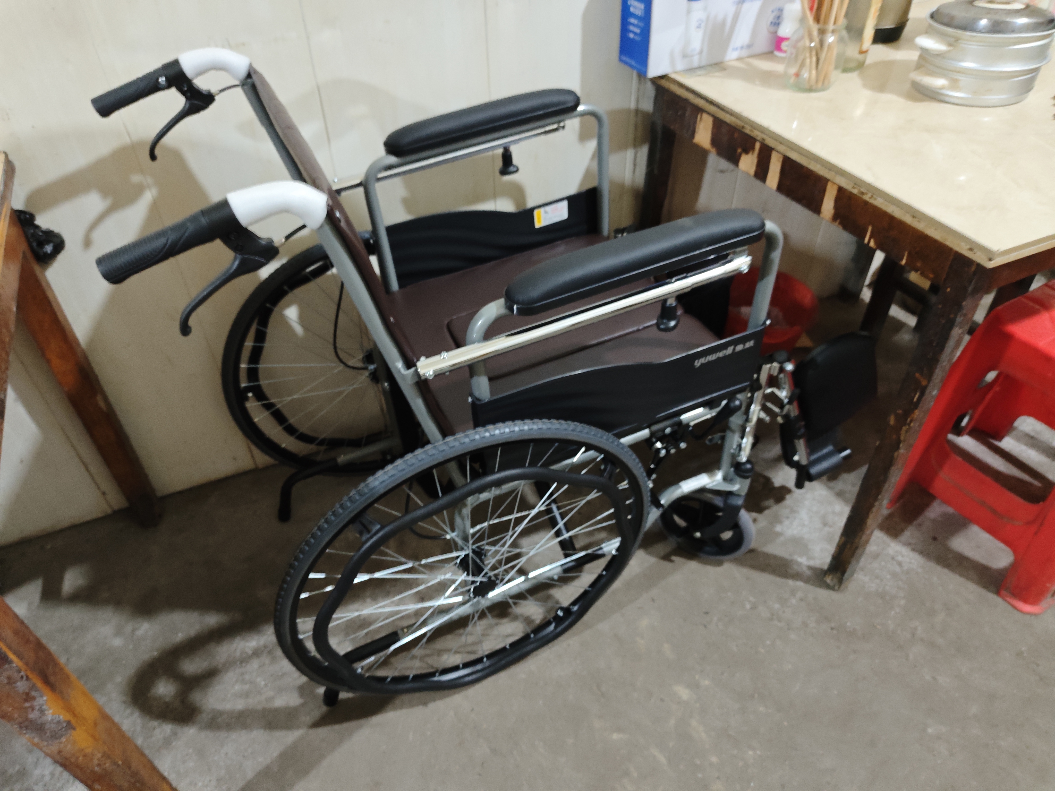 鱼跃手动轮椅车护理轻便可折叠带便盆餐板老人专用代步骨科腿H059B 实拍图