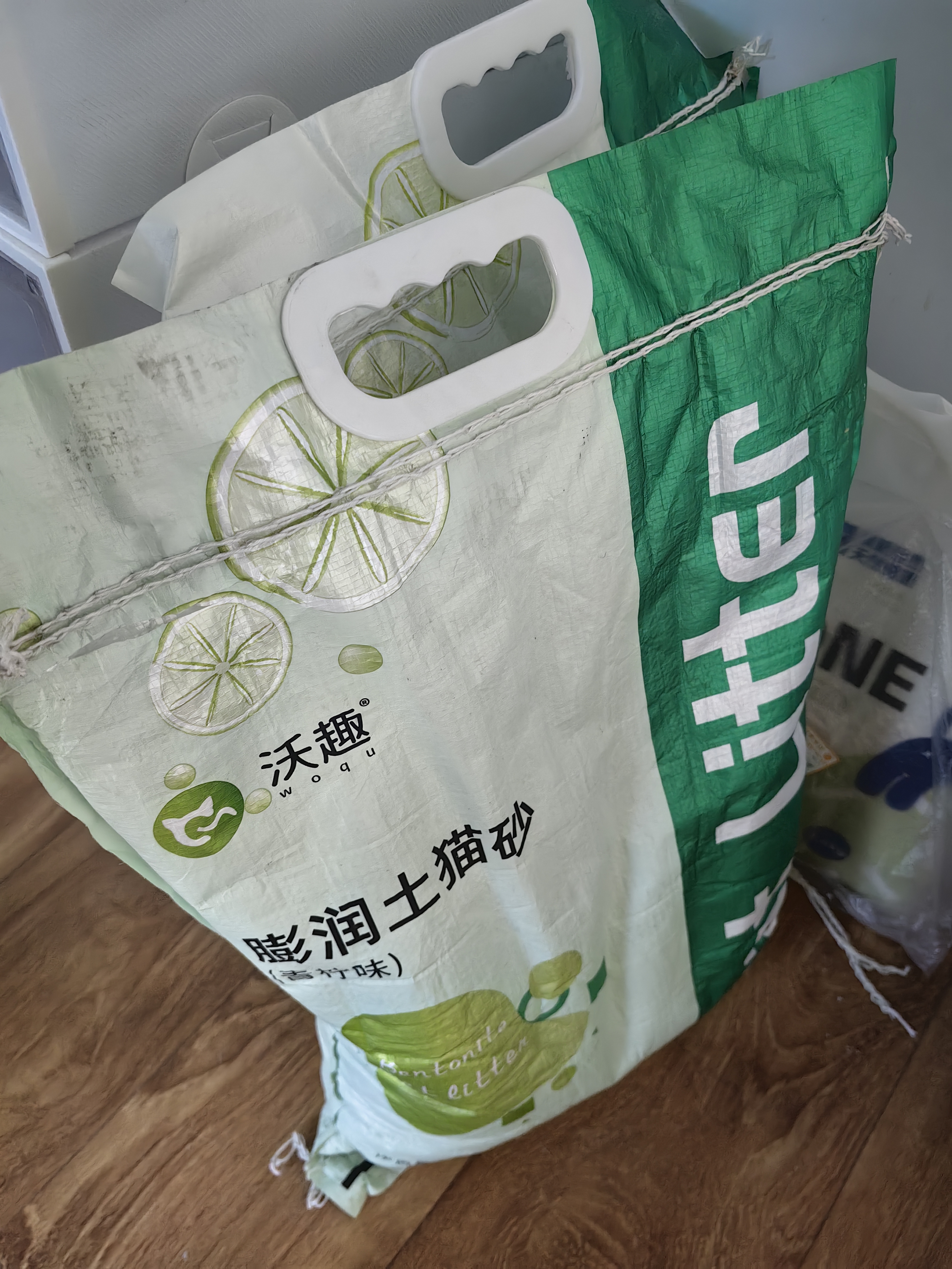 沃趣 猫砂膨润土20斤强效除臭低粉尘易结团青柠大包装小颗粒遇水释香 实拍图