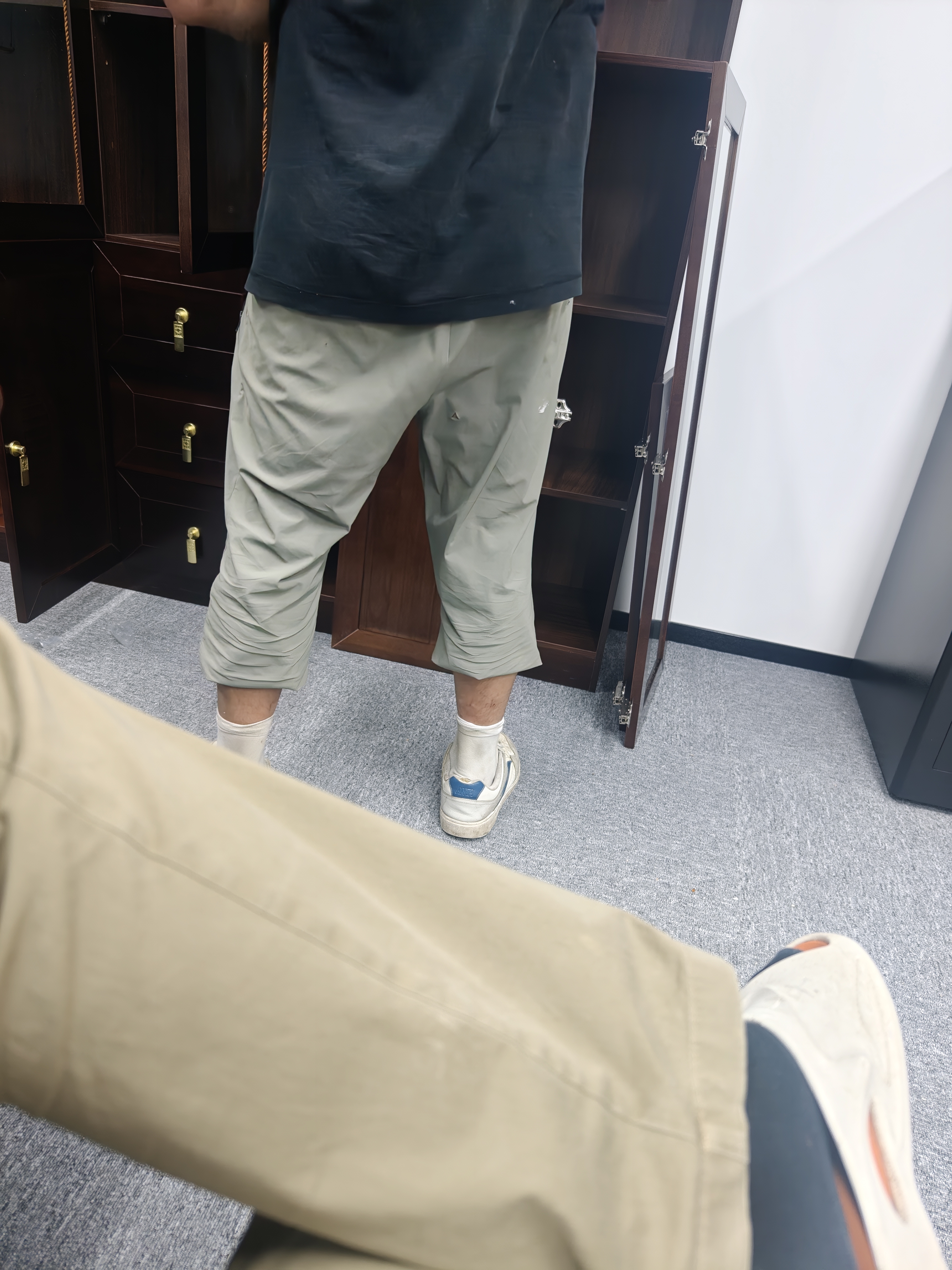 林悦润居新中式乌金木实木书柜书房带玻璃柜门靠墙一体收纳储物办公文件柜 【乌金木】八门书柜（送凳子） 实拍图