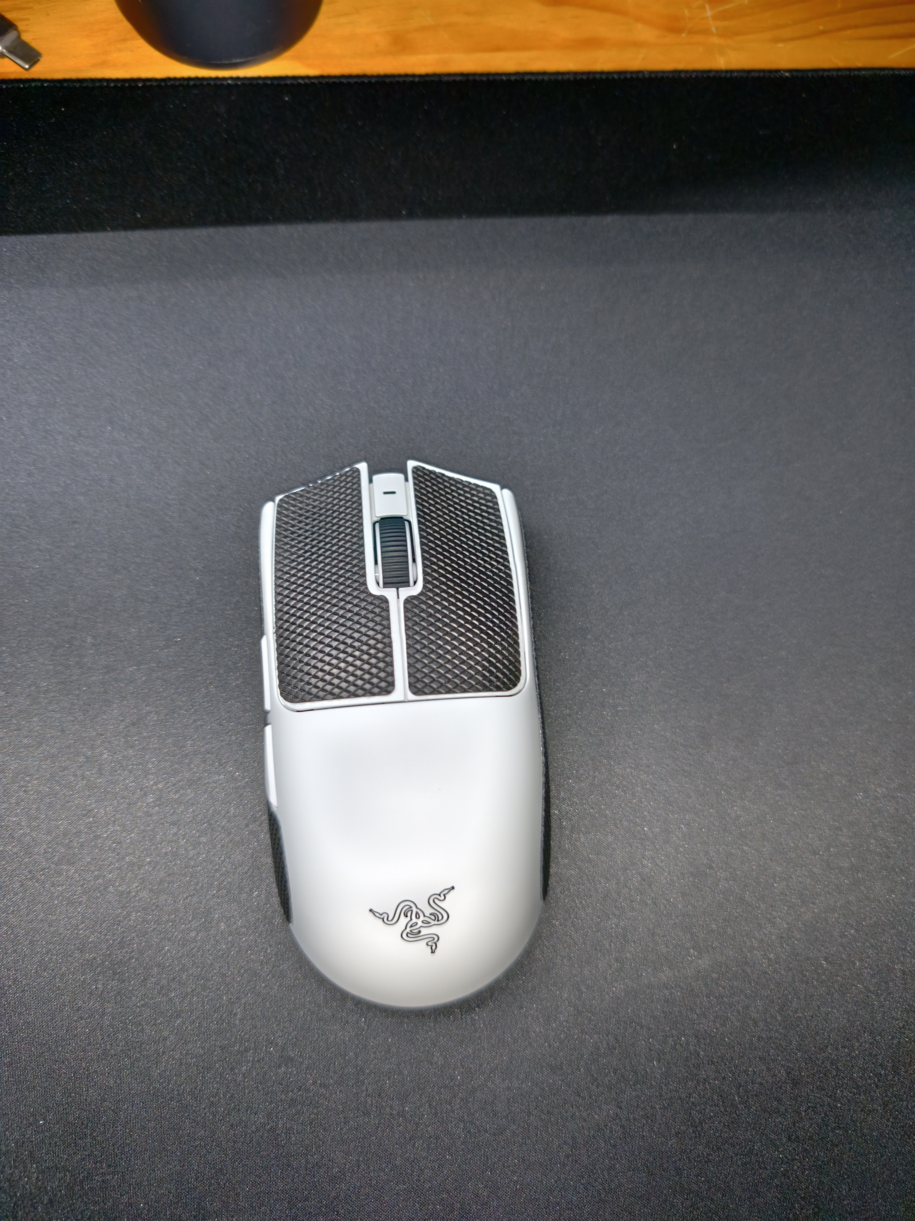 雷蛇（Razer）毒蝰v4pro专业版 无线电竞游戏鼠标 8K轻量化人体工程学设计 LOL三角洲CS2吃鸡打瓦鼠标Faker同款 毒蝰V4专业版 白色(50K DPI 轻约50克) 实拍图