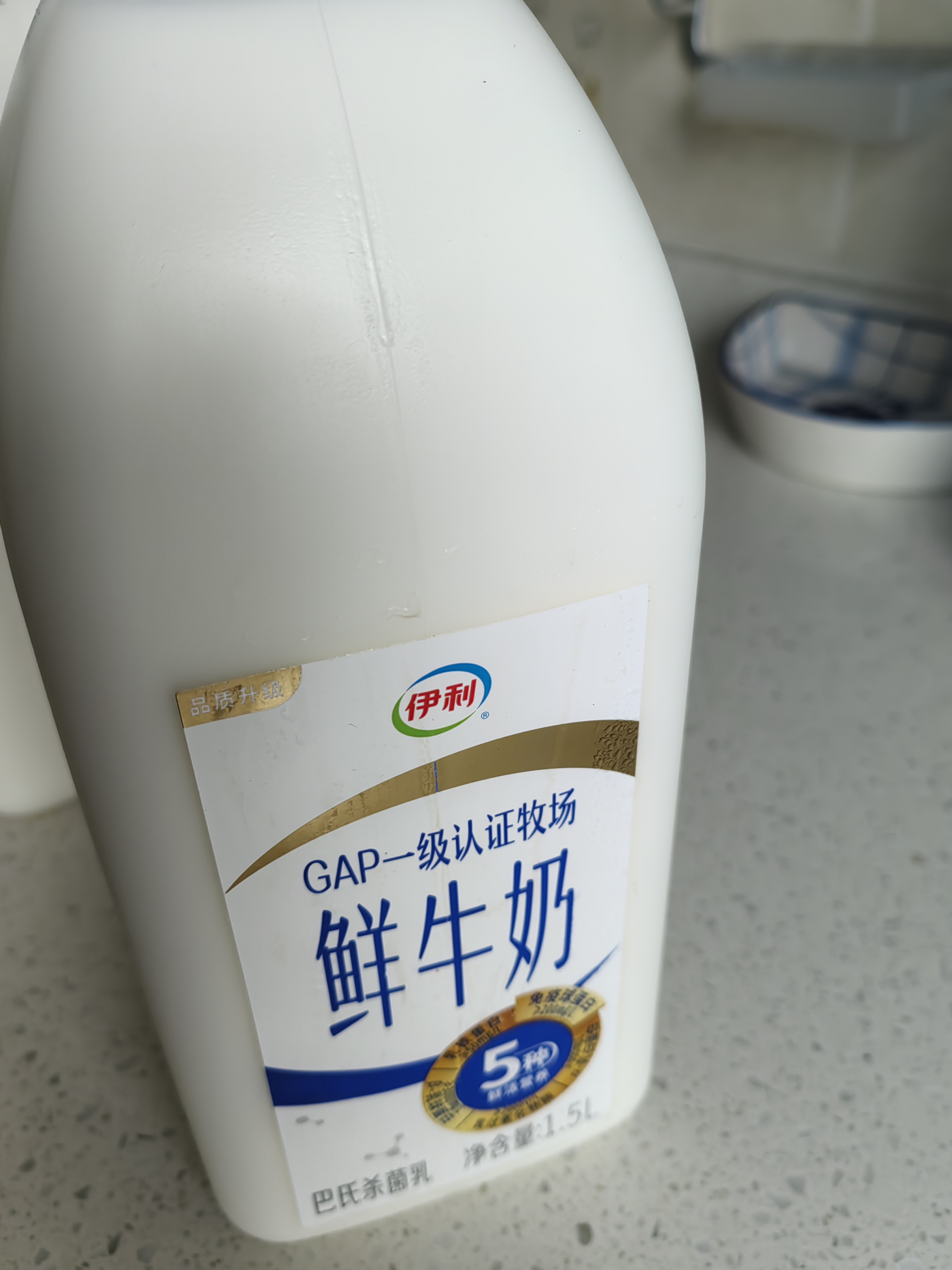 伊利高品质全脂鲜牛奶1.5L桶装鲜活营养早餐巴氏杀菌低温牛乳 实拍图