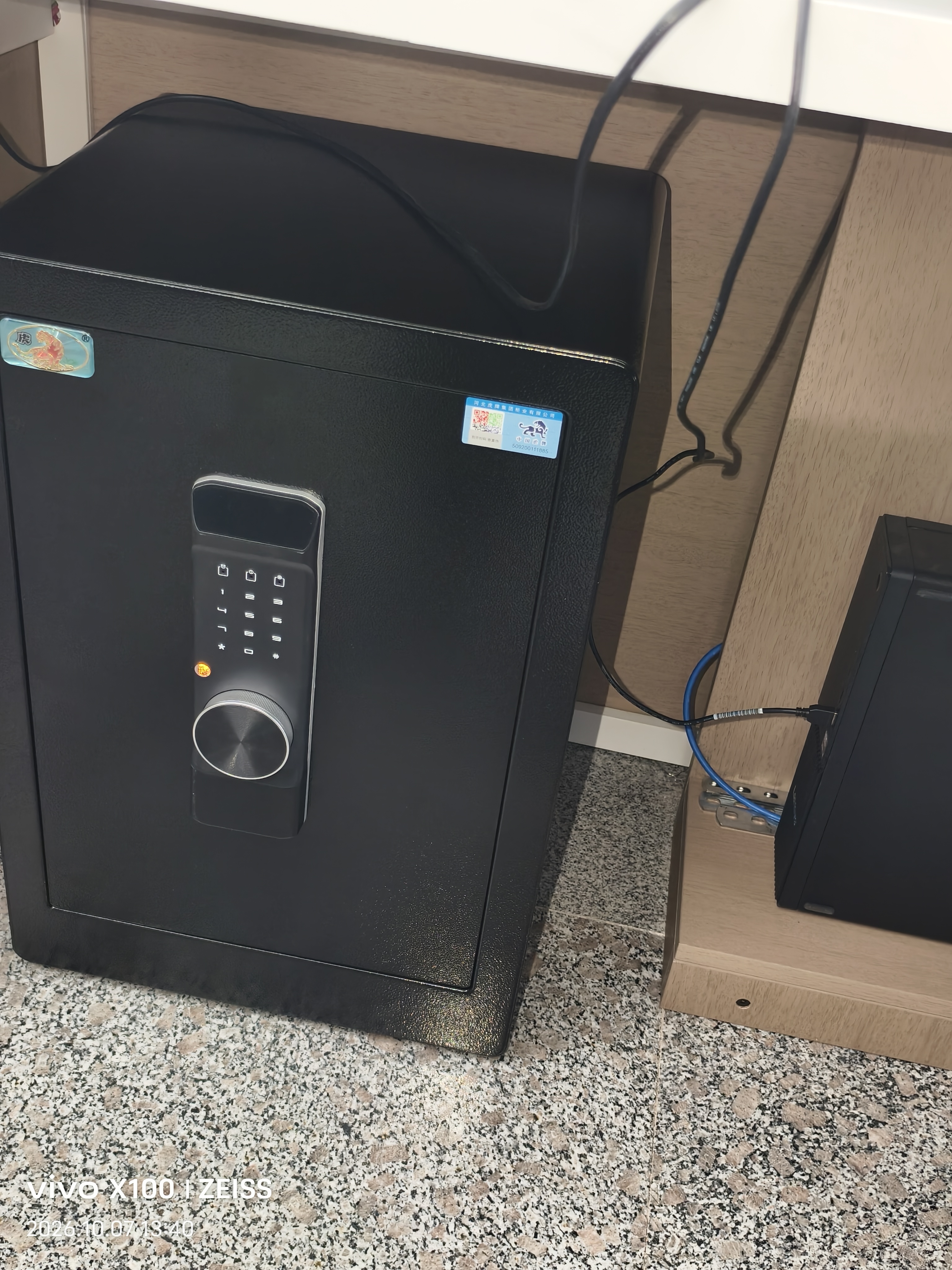 虎牌保险柜家用小型床头保险箱办公财务专用 密码指纹WIFI远程全钢防盗可入墙固定入衣柜保管箱 60cm黑色三层大空间【品牌特惠】 密码款(密码+钥匙) 实拍图