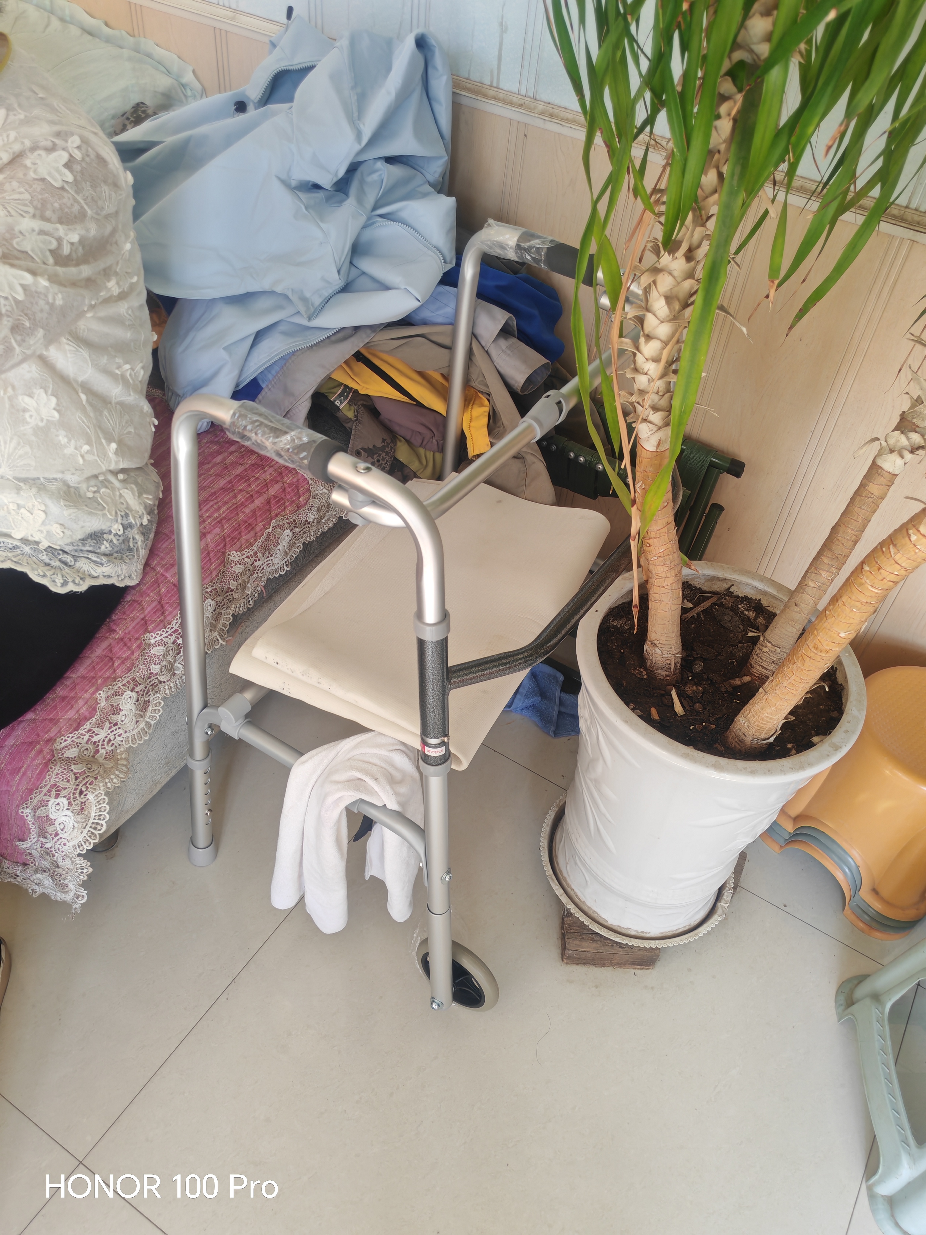 鱼跃（yuwell）助行器老人骨折专用辅助行走器可推可坐可折叠升降YU730A 实拍图