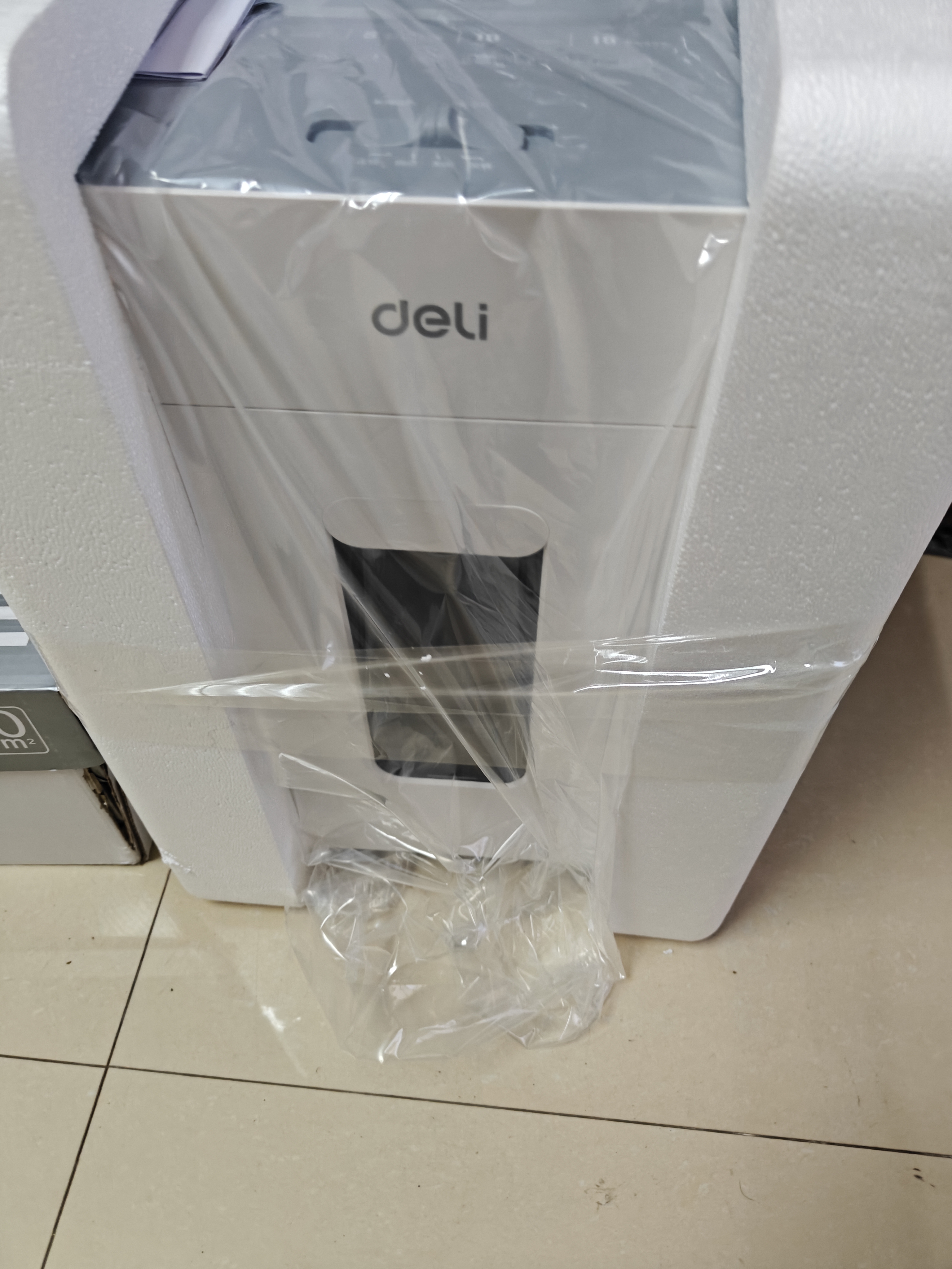 得力碎纸机4级保密单次8张10分钟连碎办公家用文件粉碎机低噪轻音 碎卡碎钉18L容量G12 实拍图