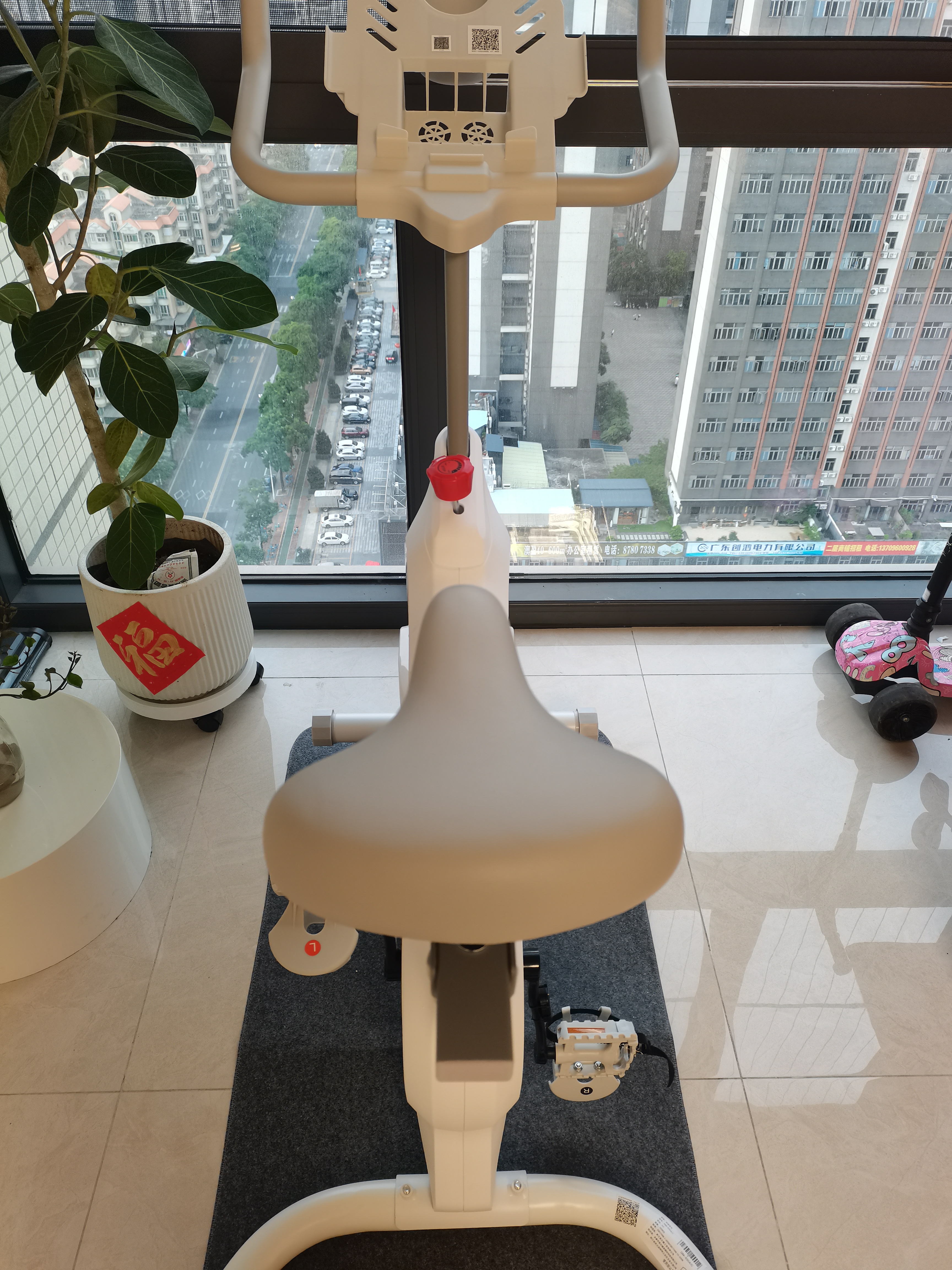 英尔健动感单车家用有氧运动健身器材磁控调阻室内自行车精巧静音脚踏车 [标准款-白]物理阻力/14斤飞轮组/静音/蓝牙多人对战 实拍图