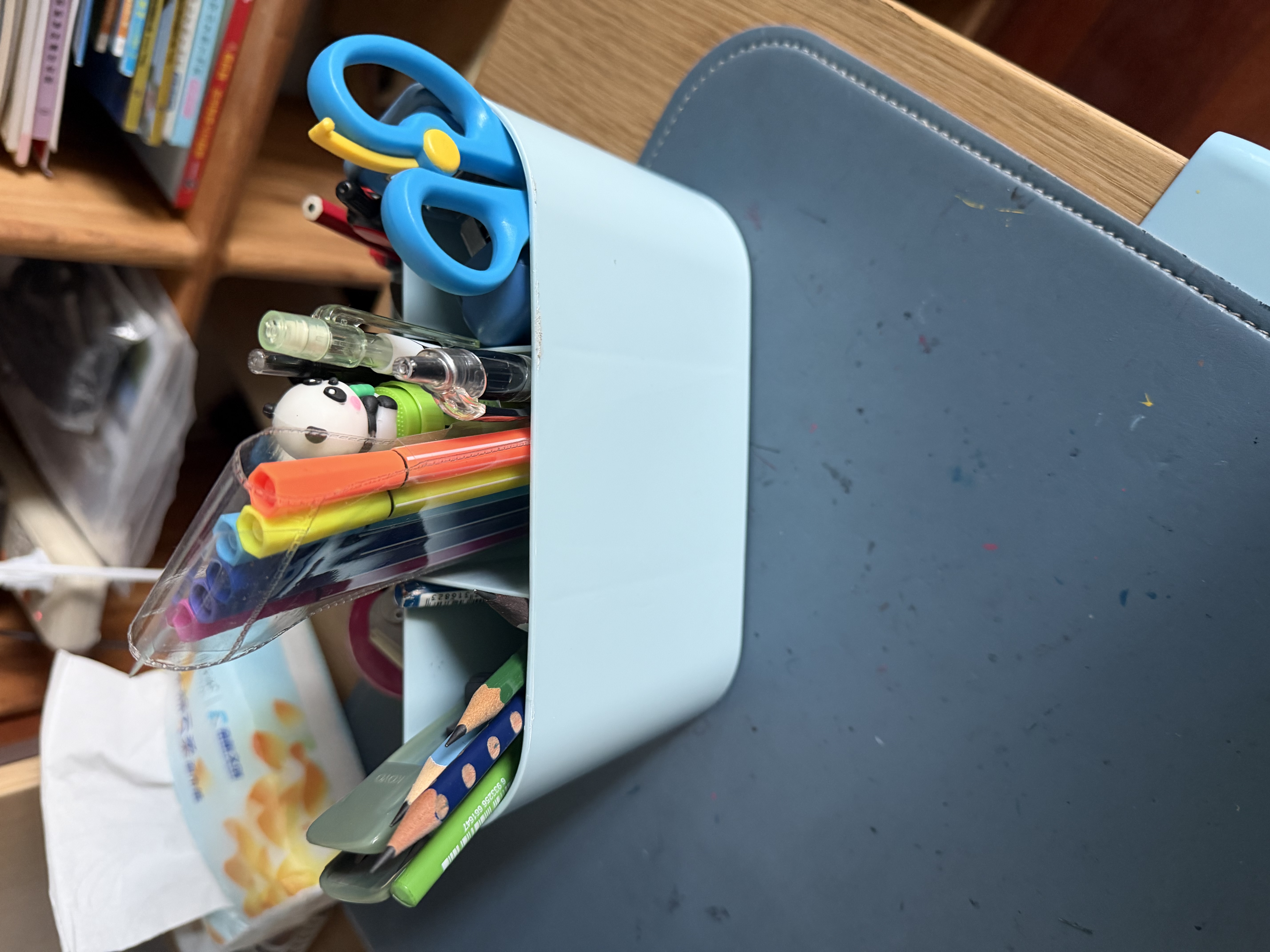 金得利5格笔筒收纳盒多功能高颜值儿童小学生文具办公桌面收纳宿舍办公用品笔桶分类储物盒子蓝色SN133 实拍图