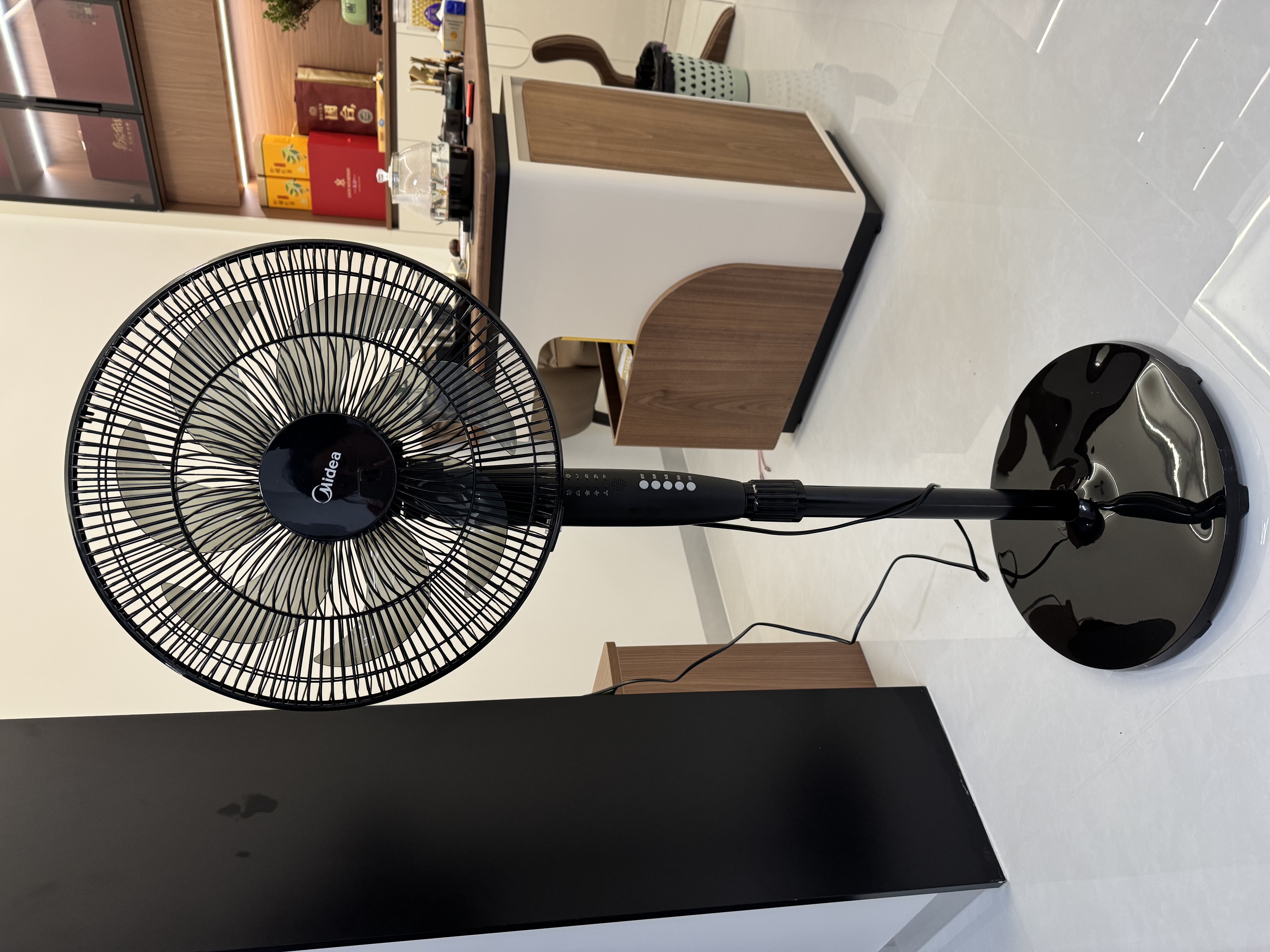 美的（Midea） 电风扇家用落地扇智能遥控七叶立式扇 卧室客厅轻音节能大风量电扇 【热销可调节高度】遥控定时黑色 实拍图