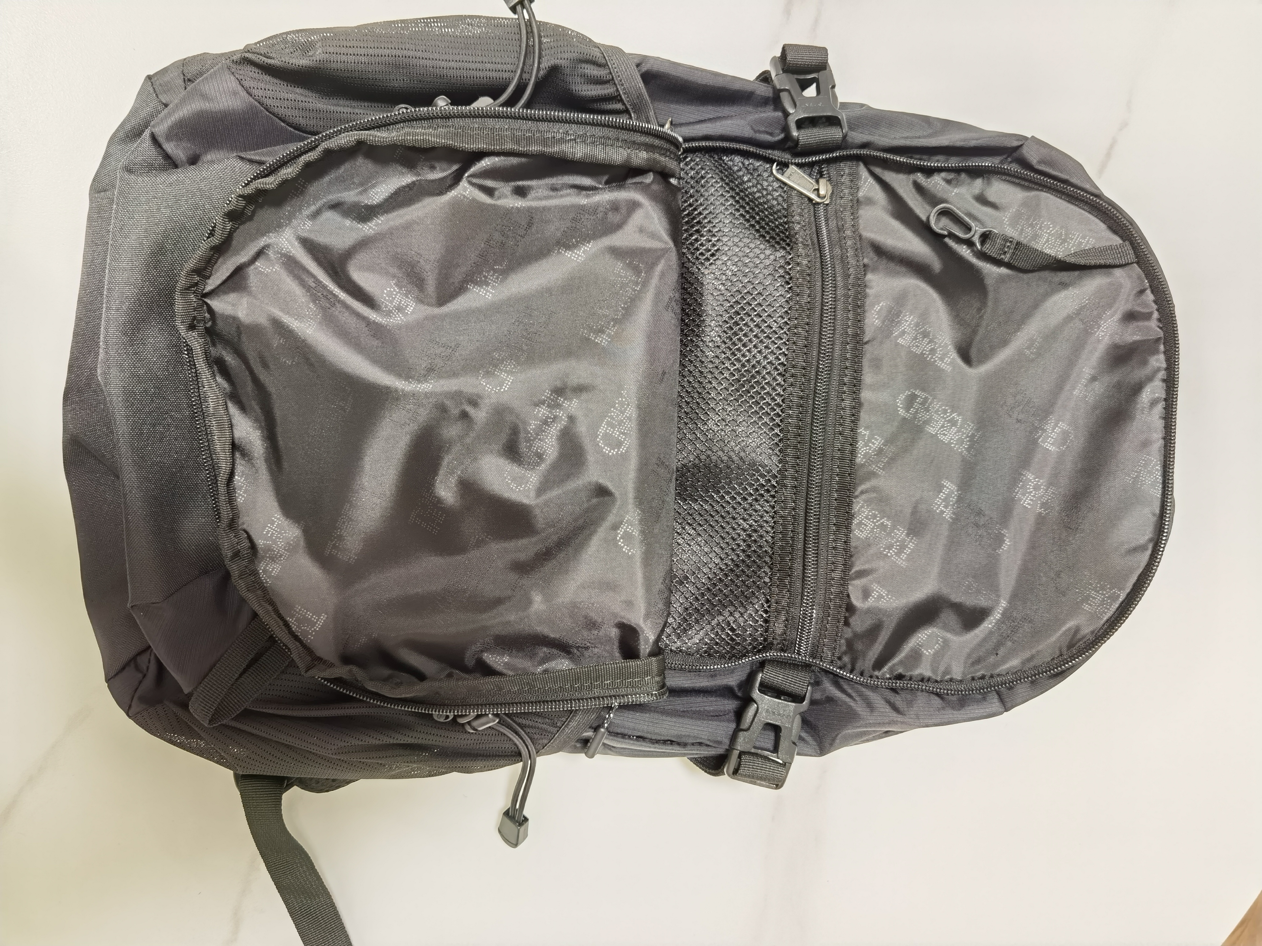 探路者（TOREAD）登山背包户外徒步旅行双肩包30L轻便男女日常通勤书包 黑色/格子 实拍图