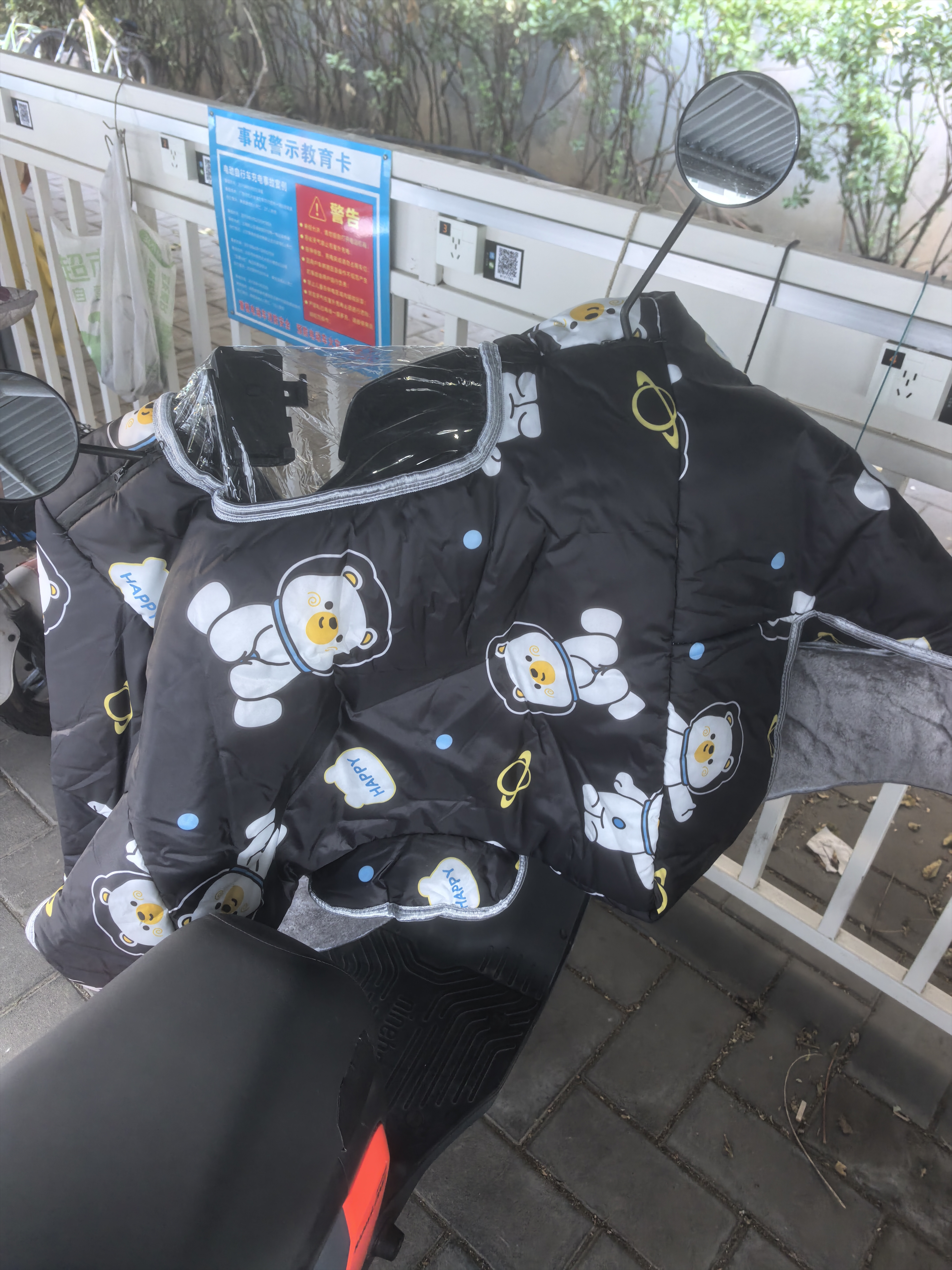 雨航（YUHANG）冬季电动车挡风被防风防泼水保暖护肩加大加厚黑色太空熊 实拍图