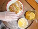 乌斯京一次性手套PVC手套100只大码食品级实验美容清洁烘焙餐饮厨房手套 实拍图
