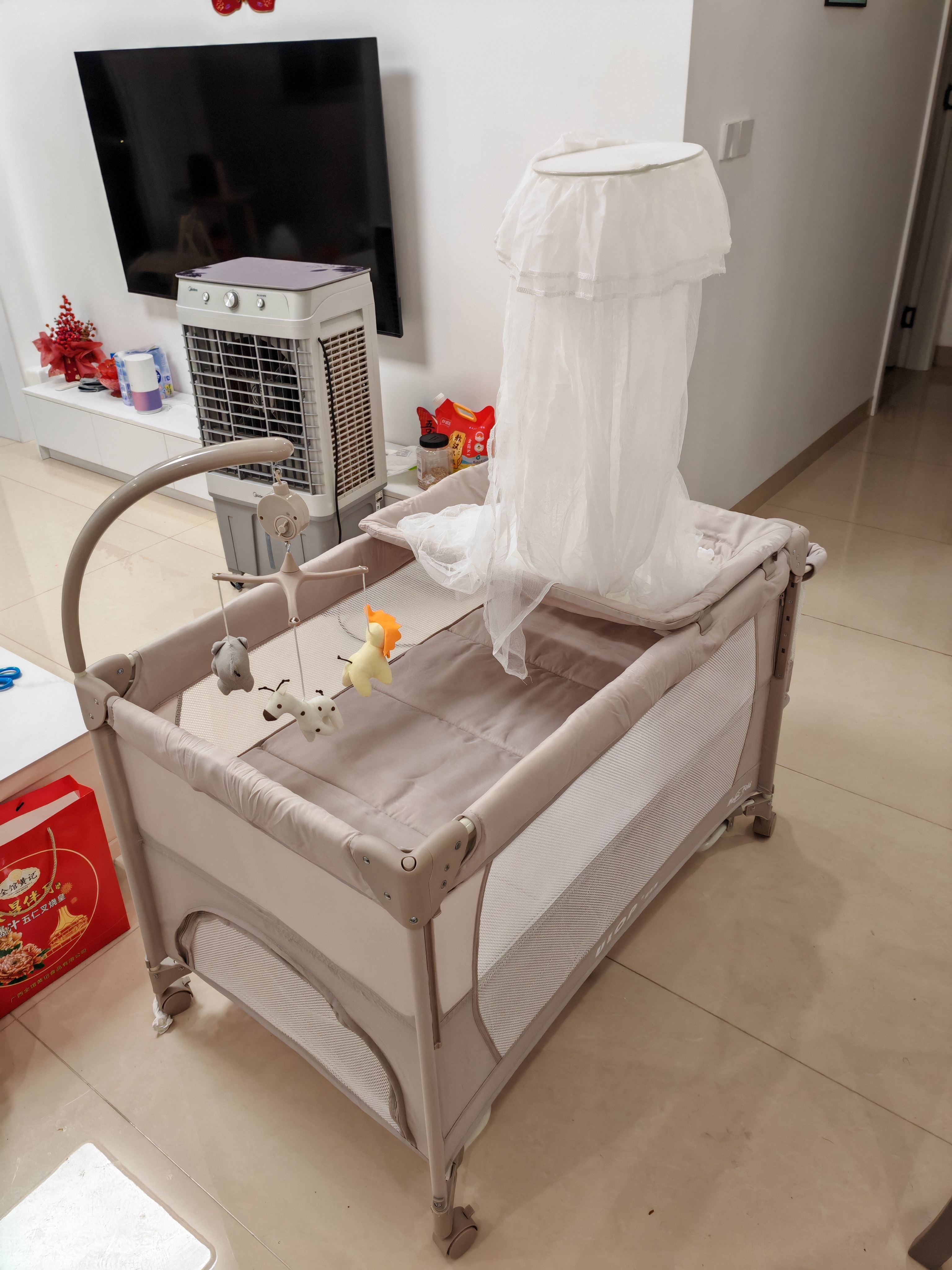 优乐博（ULOP）婴儿床可折叠可移动0-3岁宝宝床多功能婴儿床可升降婴儿拼接床 尿布台婴儿床二合一摇篮摇摇床 一键折叠床豪华款 婴儿用品实用新生儿见面礼物便携折叠婴儿床 实拍图