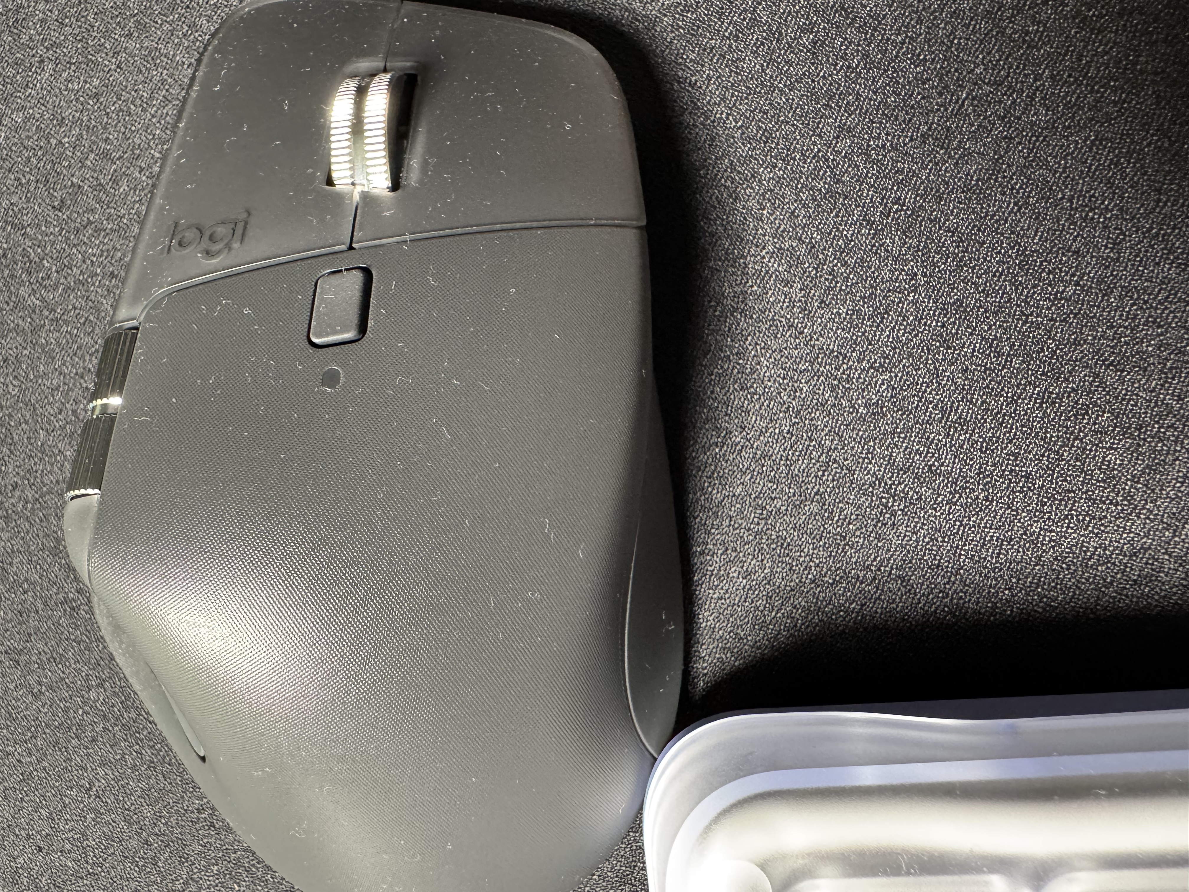 罗技（Logitech）大师系列 MX Master 4 高性能无线蓝牙鼠标  办公鼠标 静音鼠标  升级款 石墨黑 带无线接收器 实拍图