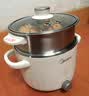 美的（Midea）电煮锅 泡面火锅宿舍小电锅 电蒸锅 多功能家用电热锅 2.6L蒸煮一体 小型2-3人用 配带蒸笼XZE2076 实拍图