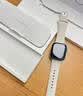 Apple/苹果 Watch Series 12 智能手表GPS款42毫米浅金色铝金属表壳沙砾色运动型表带S/M MJF14CH/B 实拍图