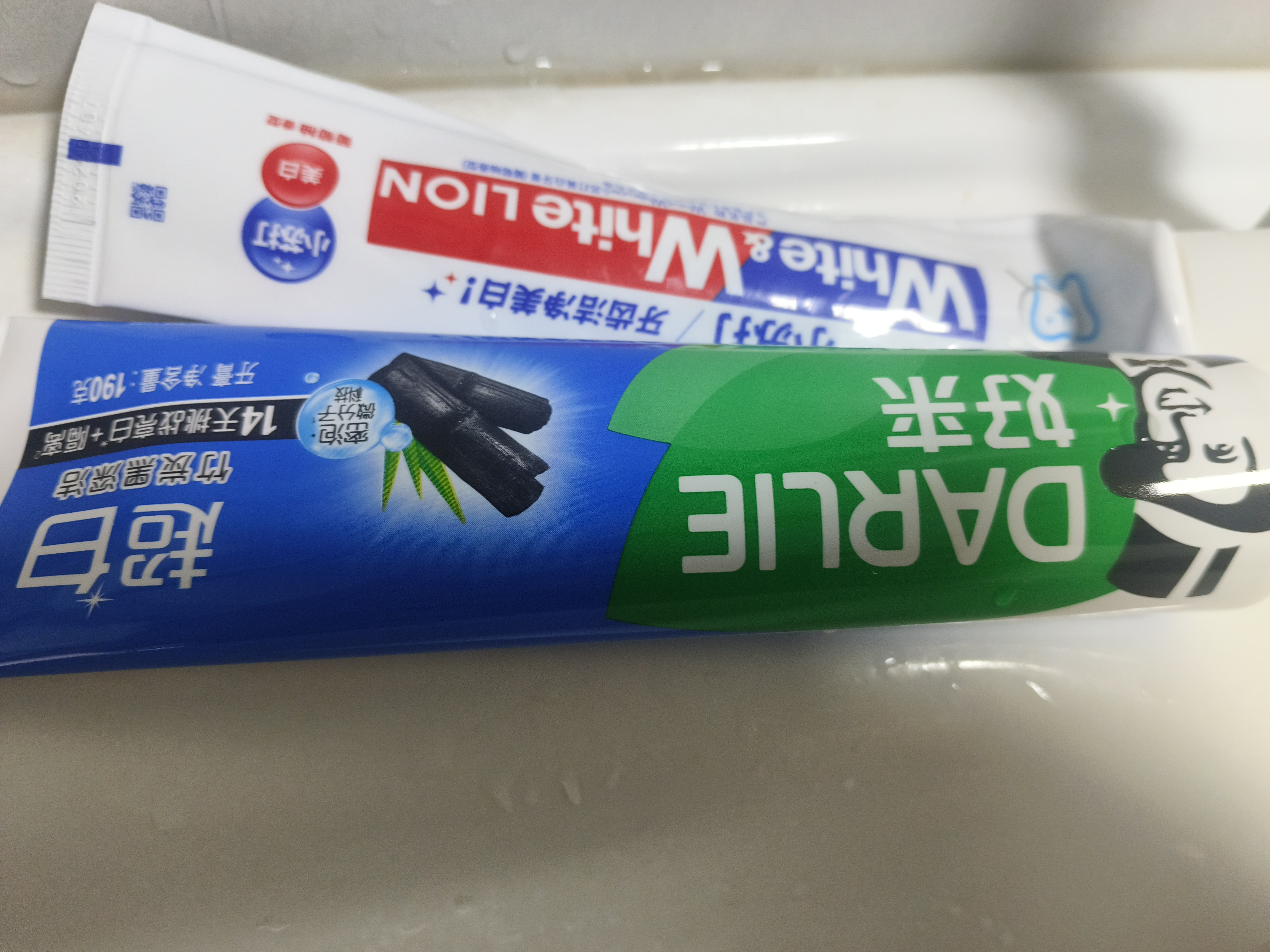 好来（DARLIE）原黑人超白竹炭深洁牙膏清新口气密泡去黄去牙渍温和亮白含氟190g 实拍图