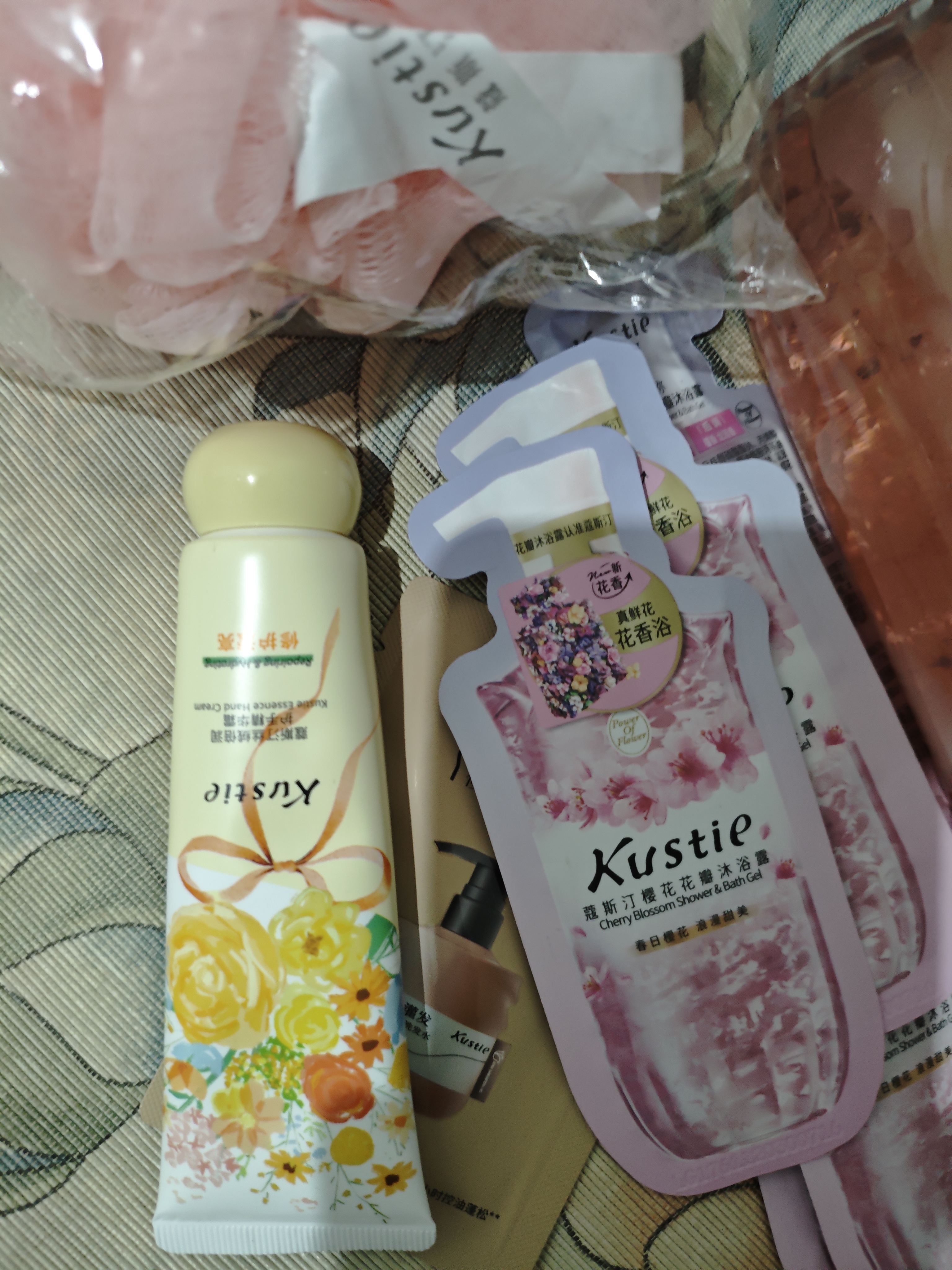 蔻斯汀（Kustie）樱花花瓣香氛沐浴露720g 持久留香温和清洁滋润保湿男女沐浴液 实拍图