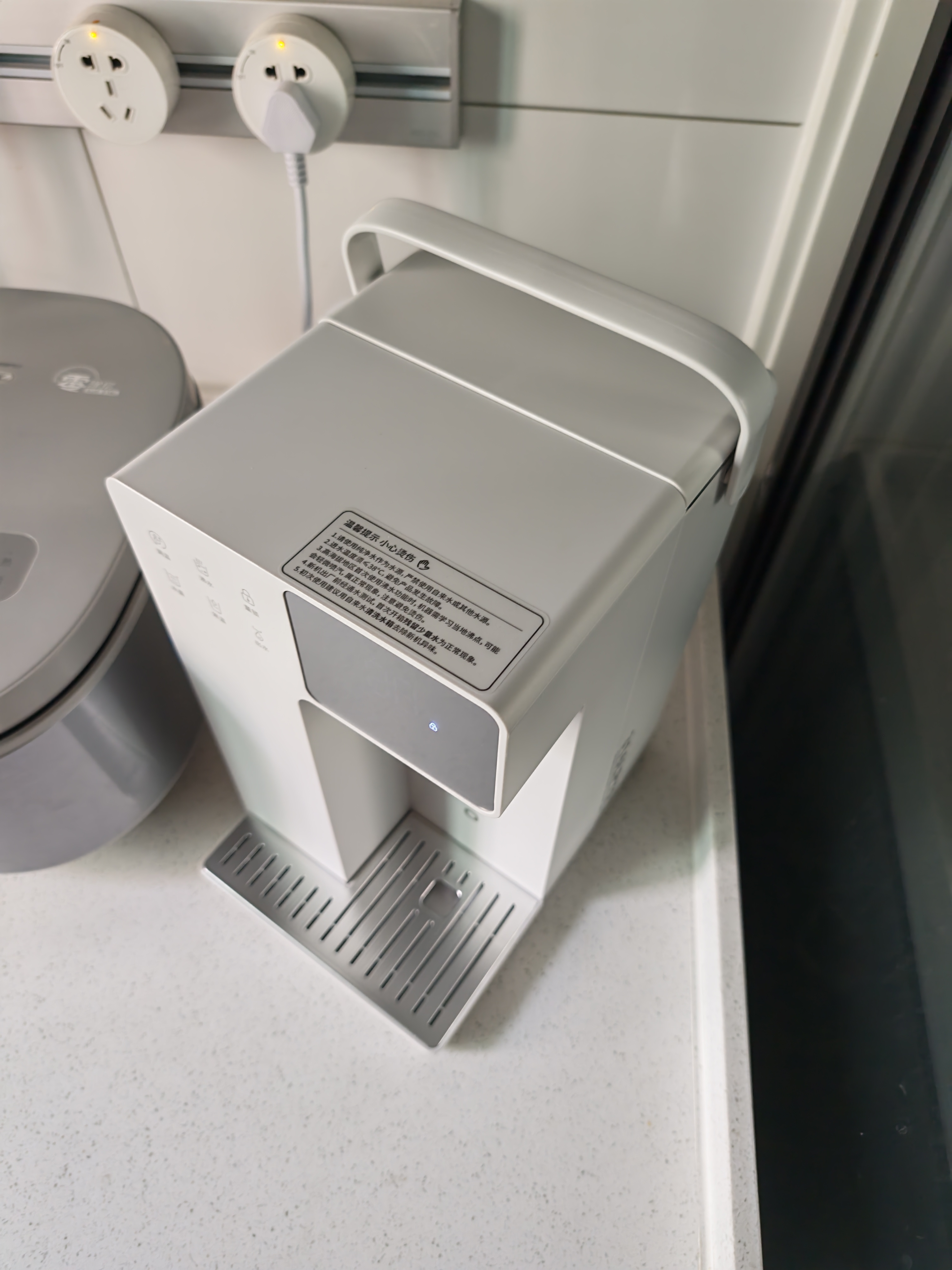 京东京造白犀pro不锈钢即热饮水机家用直饮机 桌面台式饮水器烧水壶 316L不锈钢2.7L水箱 3秒速热 浅灰色 实拍图