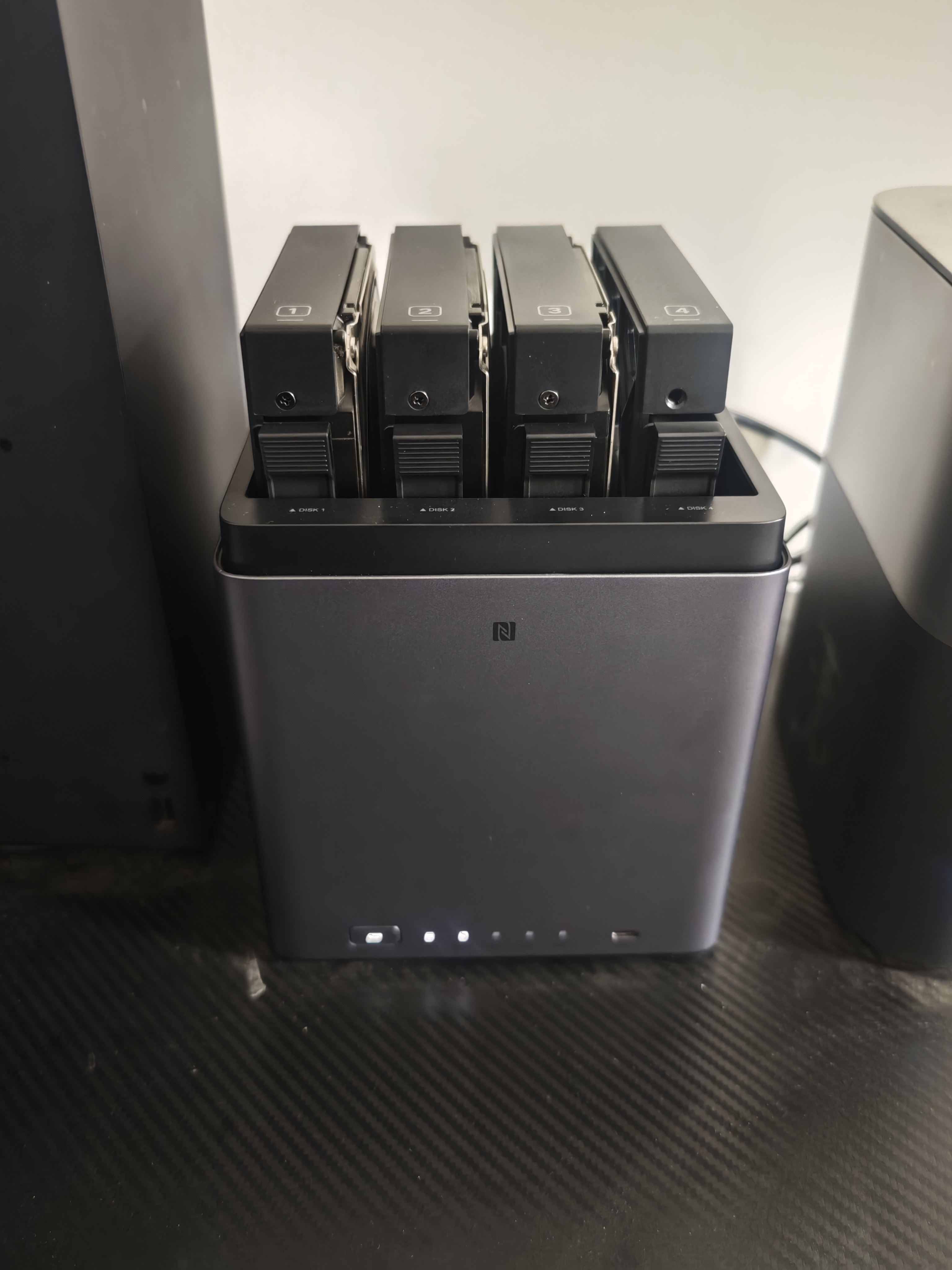 绿联私有云DH4300 Plus 8G四盘位NAS智能家庭存储个人云硬盘网络服务器手机NFC一碰连接AI相册平板扩容 实拍图