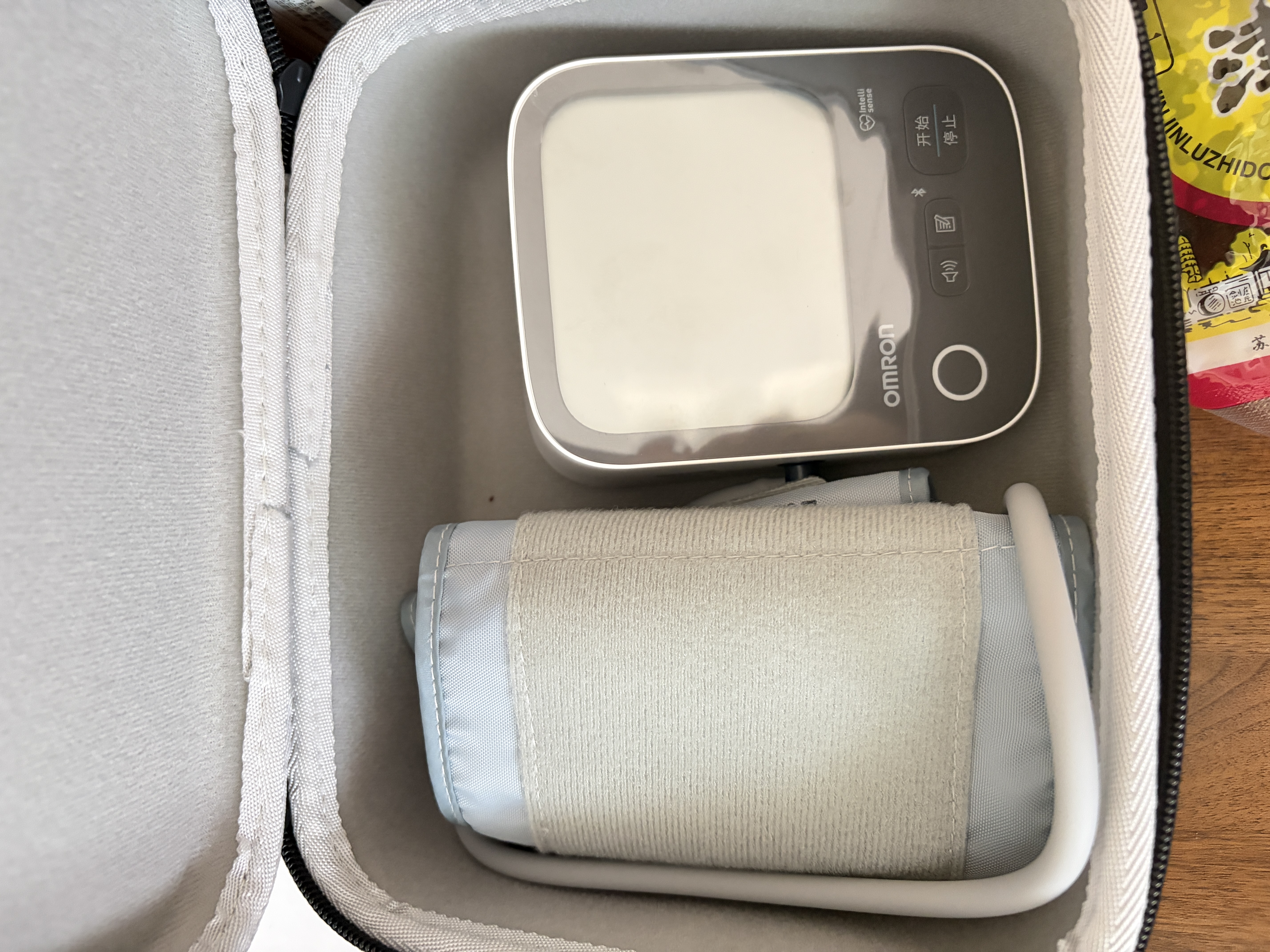 欧姆龙（OMRON）上臂式电子血压计血压仪充电语音家用蓝牙医用测量仪A866T 实拍图