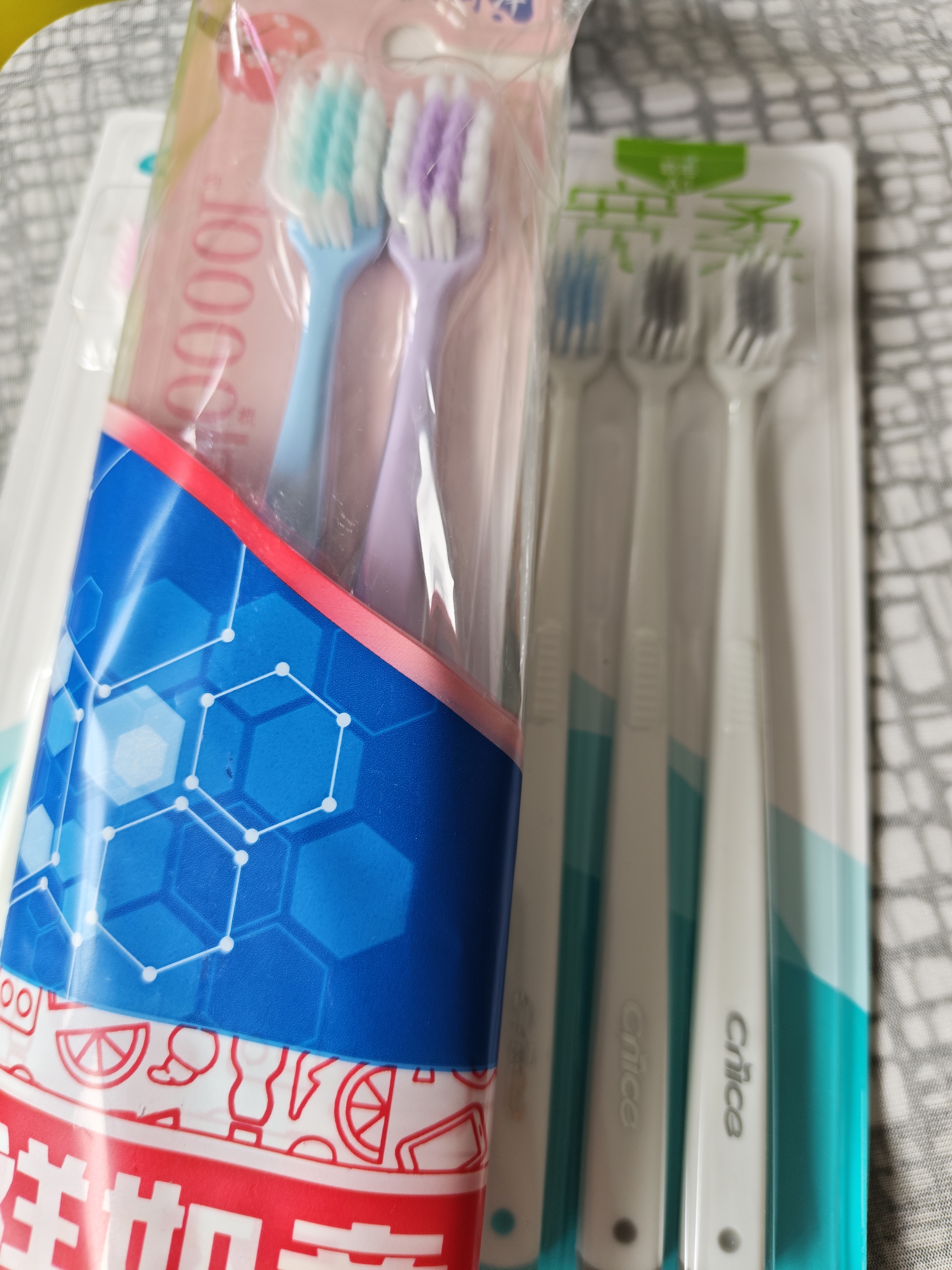 可洁可净成人万毛软毛牙刷呵护敏感宽面刷头高弹力刷丝4支家庭装颜色随机 实拍图