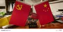 红旗摆件家用客厅装饰品办公室国旗党旗办公桌会议室五星红旗摆件 黑底大号旗帜（毛爷爷天天向上）高约38cm 实拍图