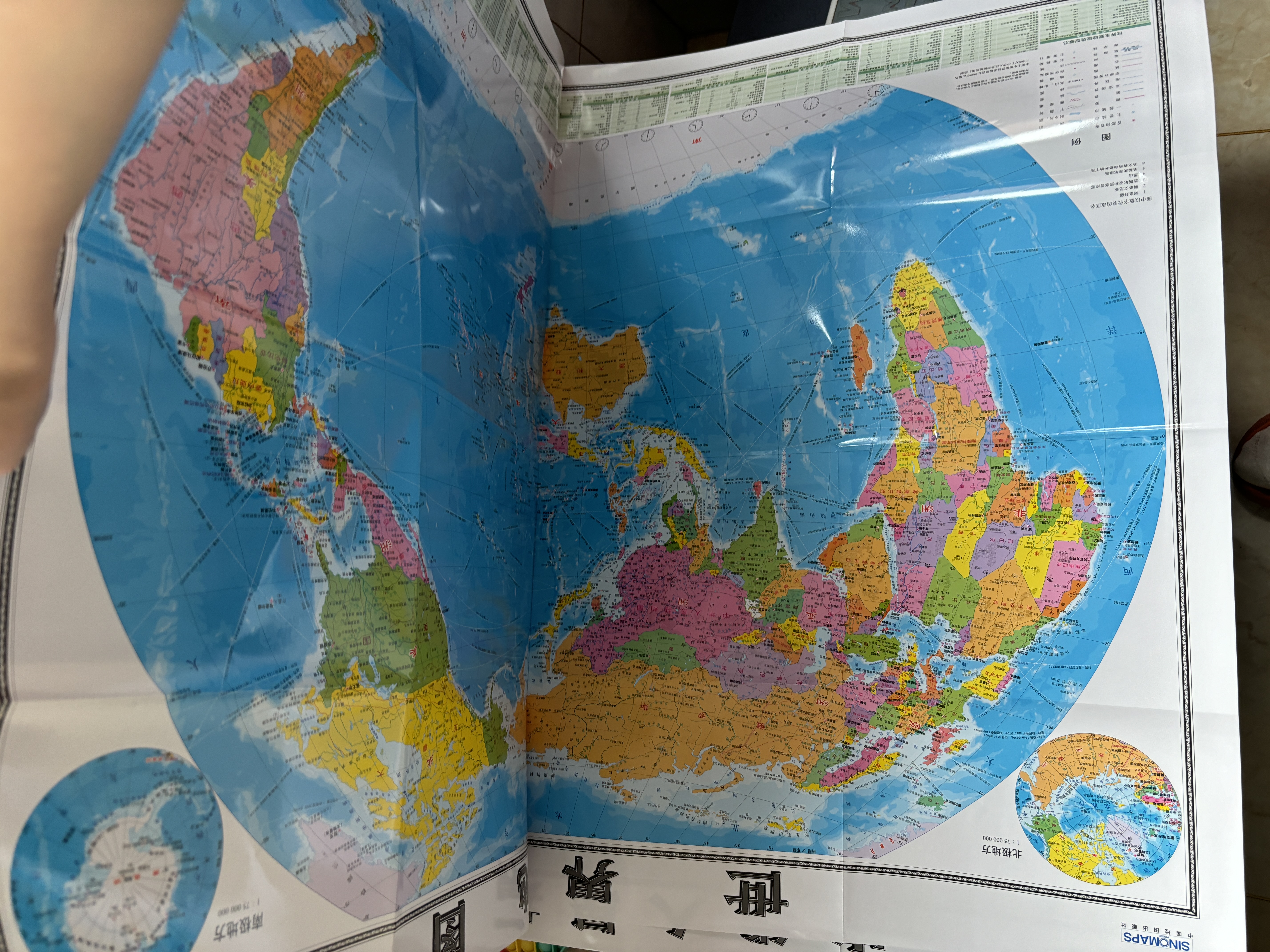 高清政区地图套装共2张 中国地图+世界地图（尺寸约1.1*0.8米 防水覆膜 学生地理学习 专用版）办公室、家庭、客厅挂图 大尺寸墙贴挂画墙面装饰画 美丽中国 多彩世界 实拍图
