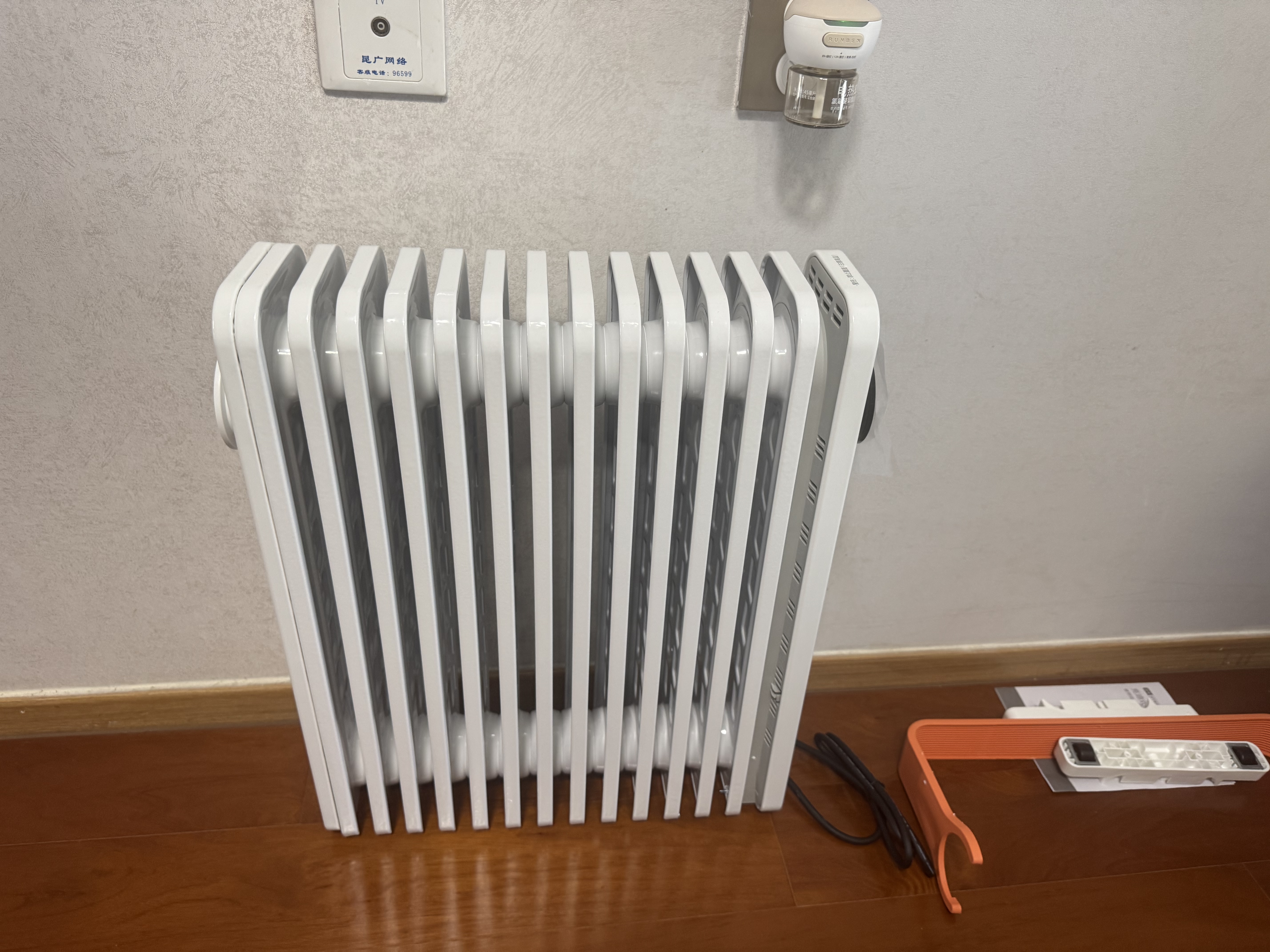 美的（Midea）【AI语音】油汀取暖器家用电热电暖器 婴儿防烫电暖气智能遥控 节能全屋速热加湿烤火炉 HYR22XGR 实拍图