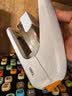 得力（deli）70页订书机大号厚层省力50%订书器重型学生文件装订文具弹出钉道办公用品 TA570白色 实拍图