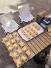 梦多福 户外桌椅 户外折叠桌椅套装便携式蛋卷桌野餐烧烤露营桌椅装备 95cm5件套【米色长桌+4把椅子】 新升级款 实拍图