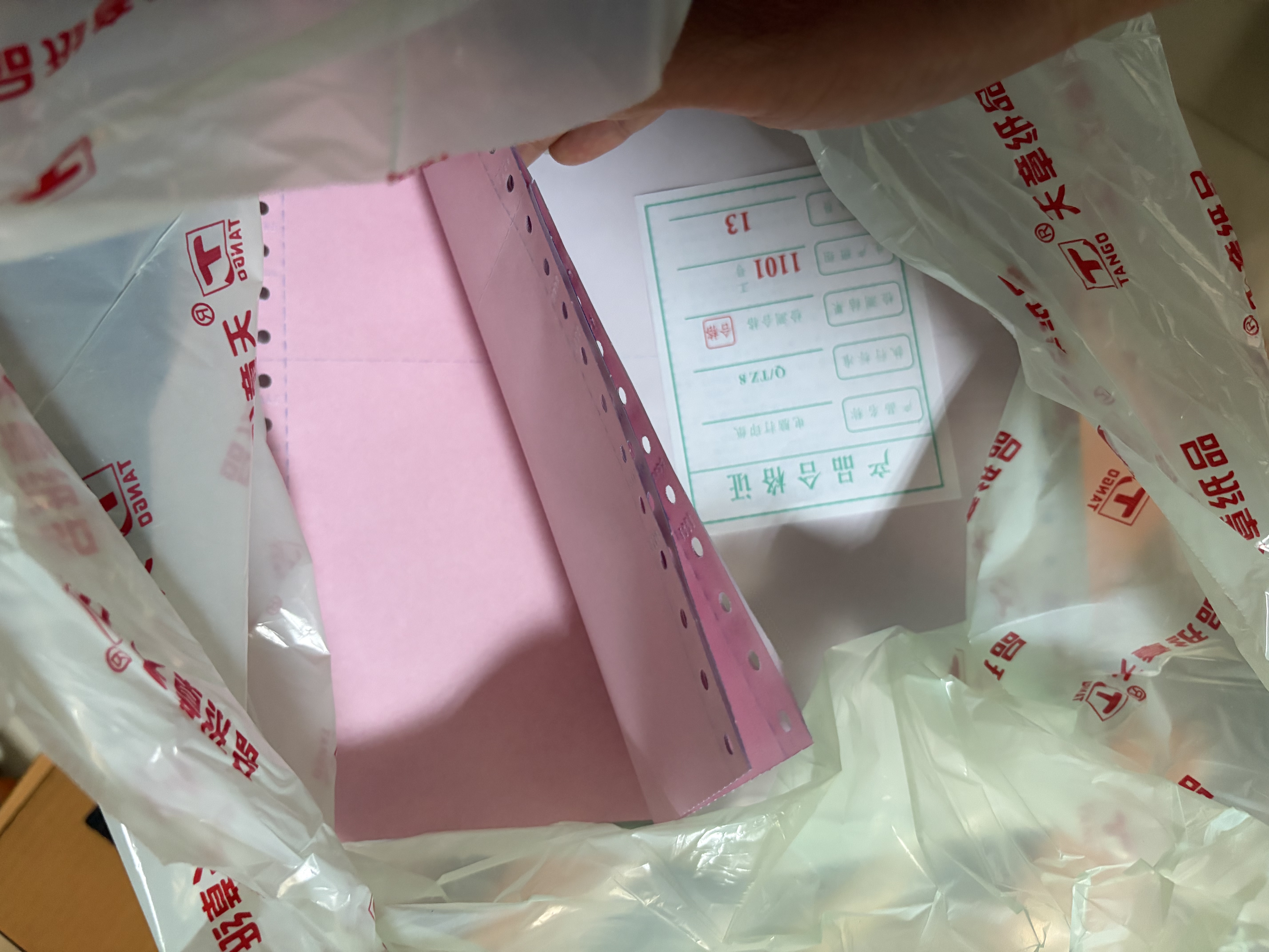 天章 （TANGO）新粉天章三联三等分可撕边针式打印纸电脑打印纸彩色发票报销过磅单入库单241-3-1/3S白红黄1000页 实拍图