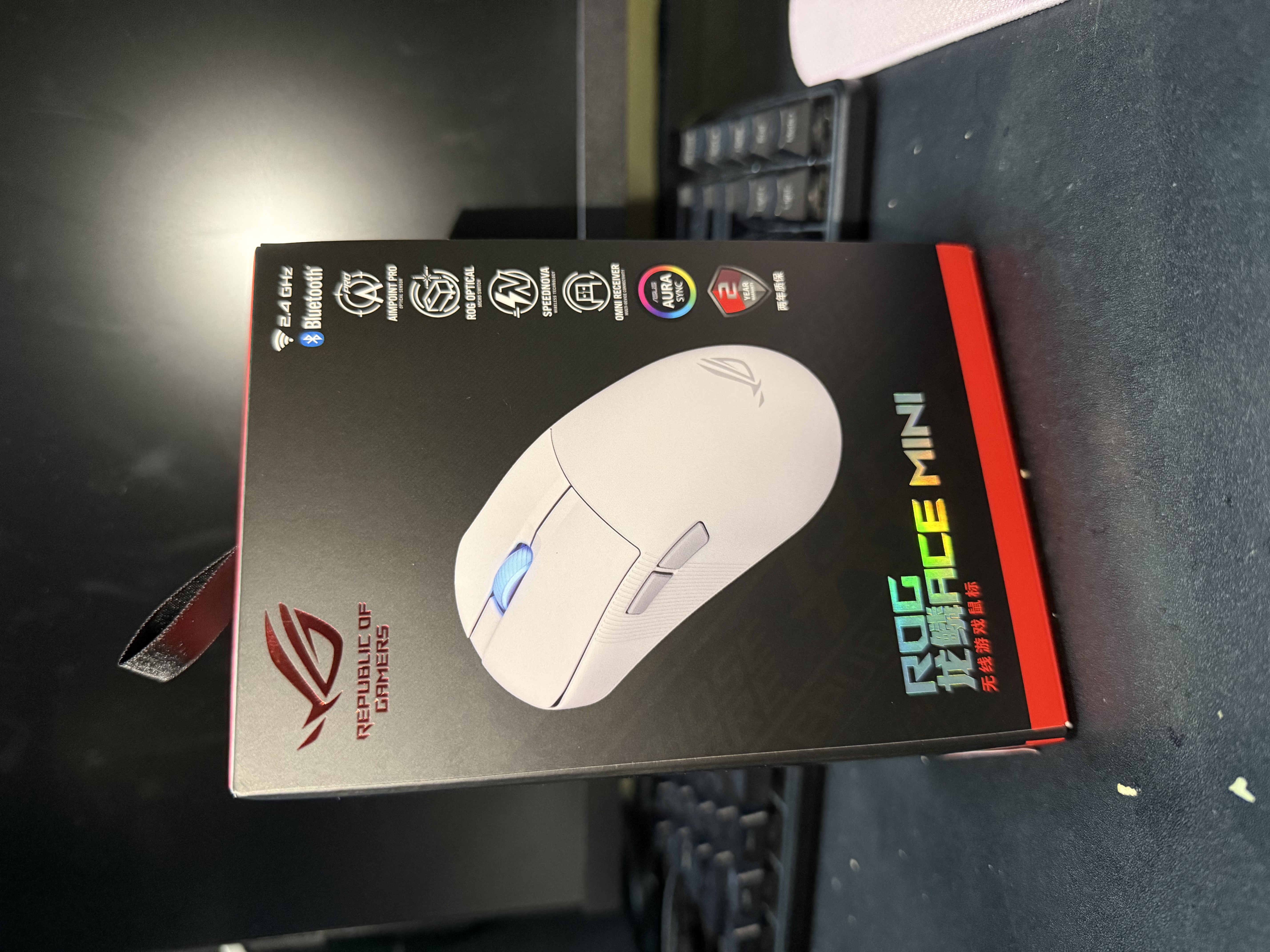ROG龙鳞Ace Mini 有线蓝牙无线三模电竞游戏鼠标 无畏契约/瓦罗兰特/CS GO  轻量化 月耀白 实拍图