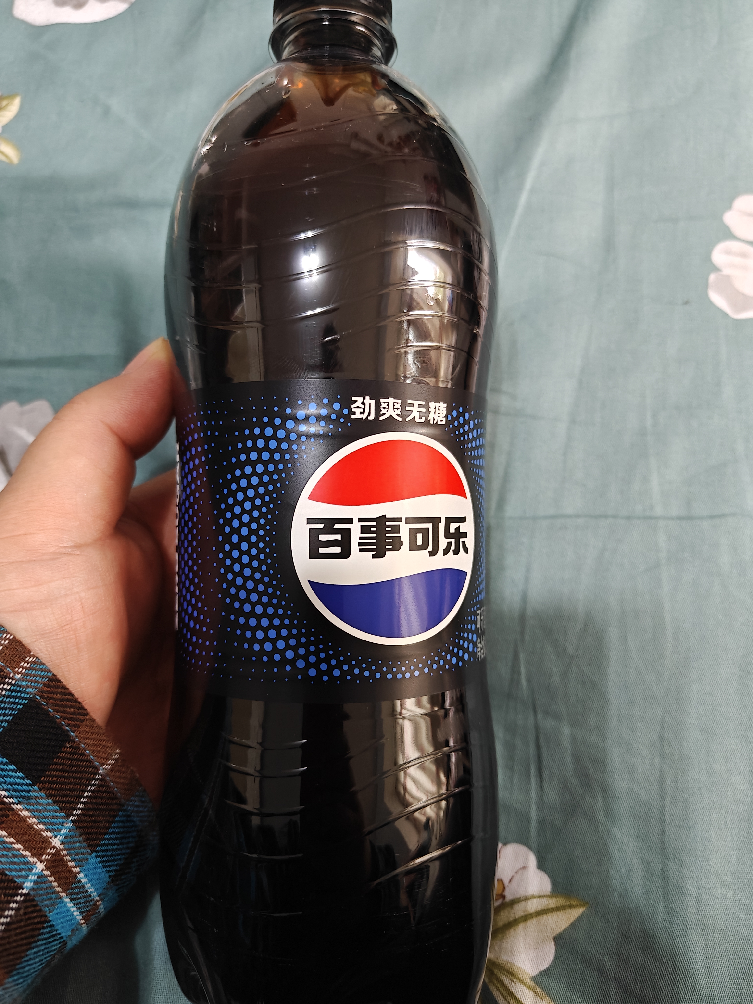 百事可乐Pepsi 无糖可乐 碳酸饮料汽水 900ml*12瓶 家庭聚会（随机包装） 实拍图