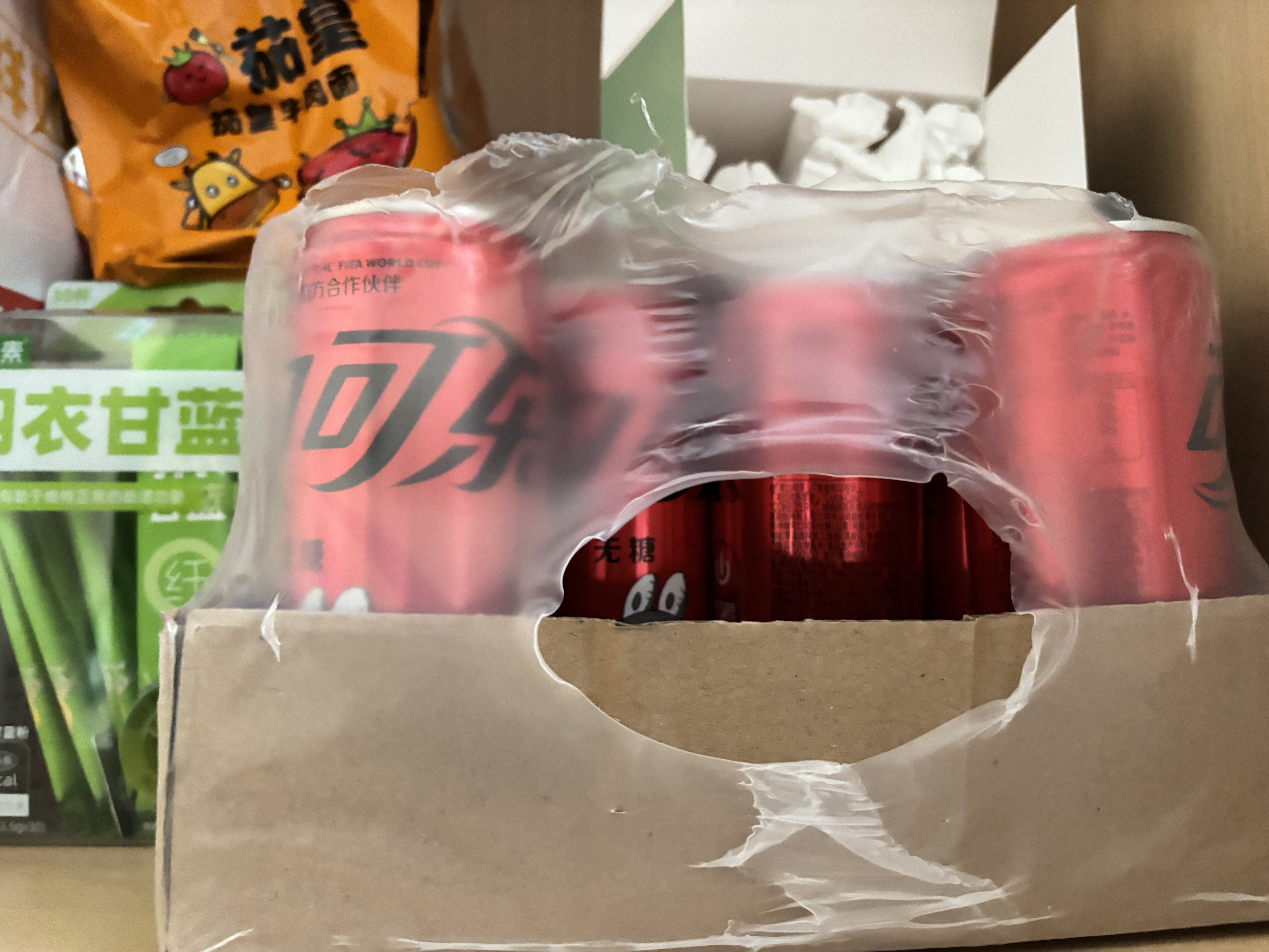 可口可乐（Coca-Cola）经典口味 汽水饮料 碳酸饮料 330ml*24摩登/主题罐 随机发货 实拍图