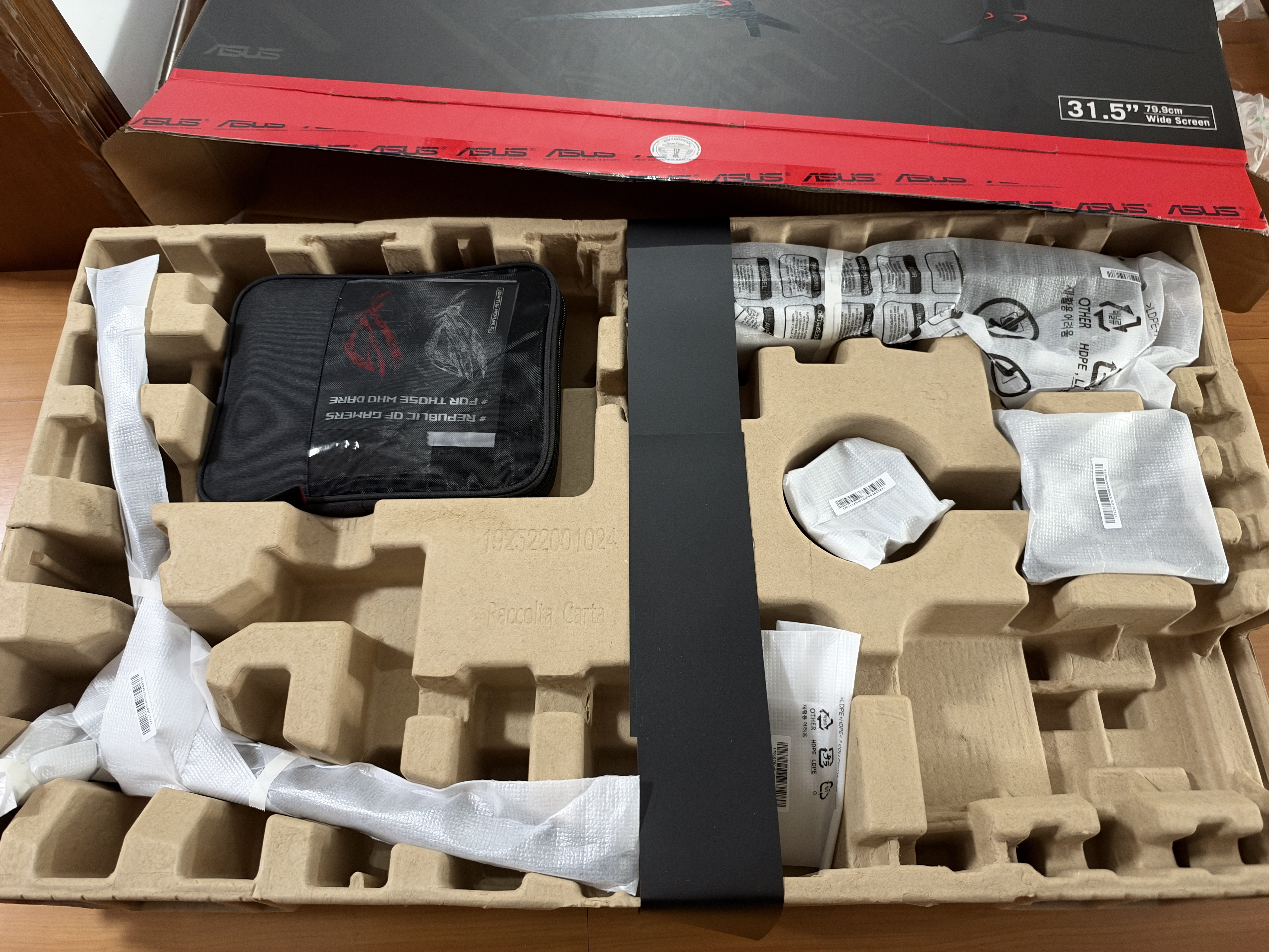 华硕ROG 超神32 RGB PG32UCWM 32英寸4K 240Hz双模1K 480Hz电竞显示器OLED显示器0.03ms响应DP2.1透明 实拍图