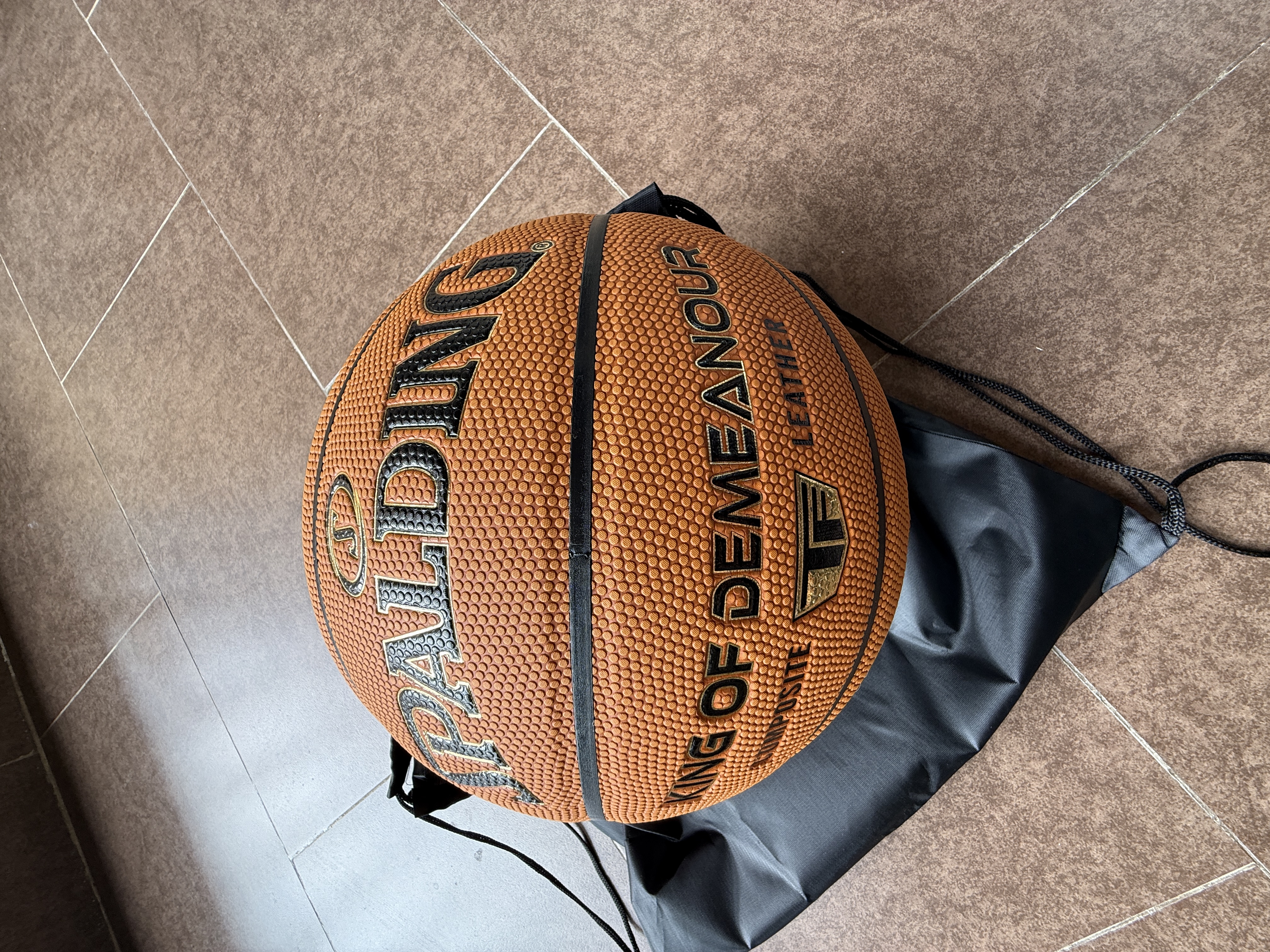 斯伯丁（SPALDING）篮球全新升级四层防尘皮革室外神器7号专业比赛吸湿防滑成人篮球 实拍图
