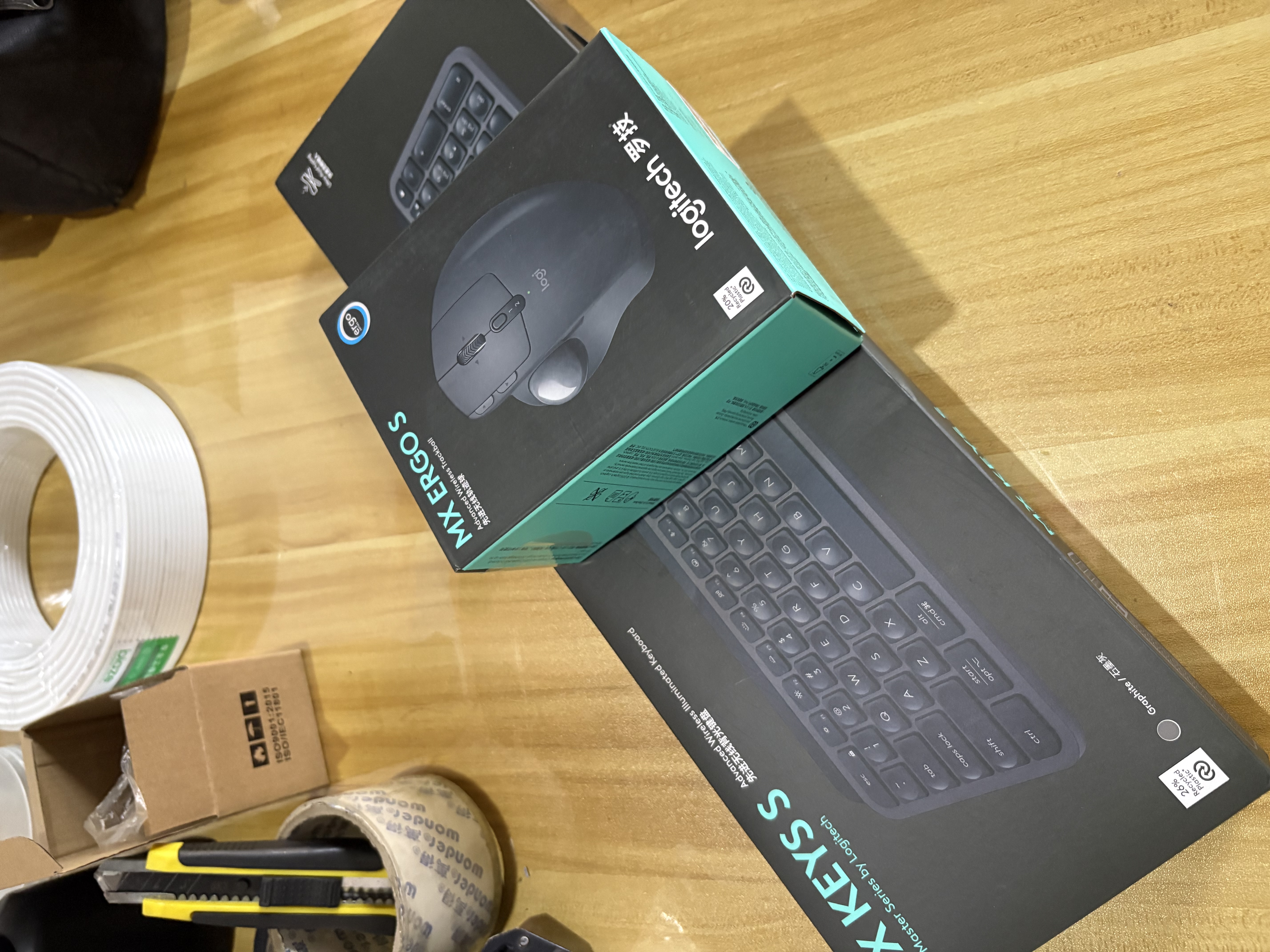 罗技（Logitech）大师系列 MX Master 4 高性能无线蓝牙鼠标  办公鼠标 静音鼠标  升级款 石墨黑 带无线接收器 实拍图