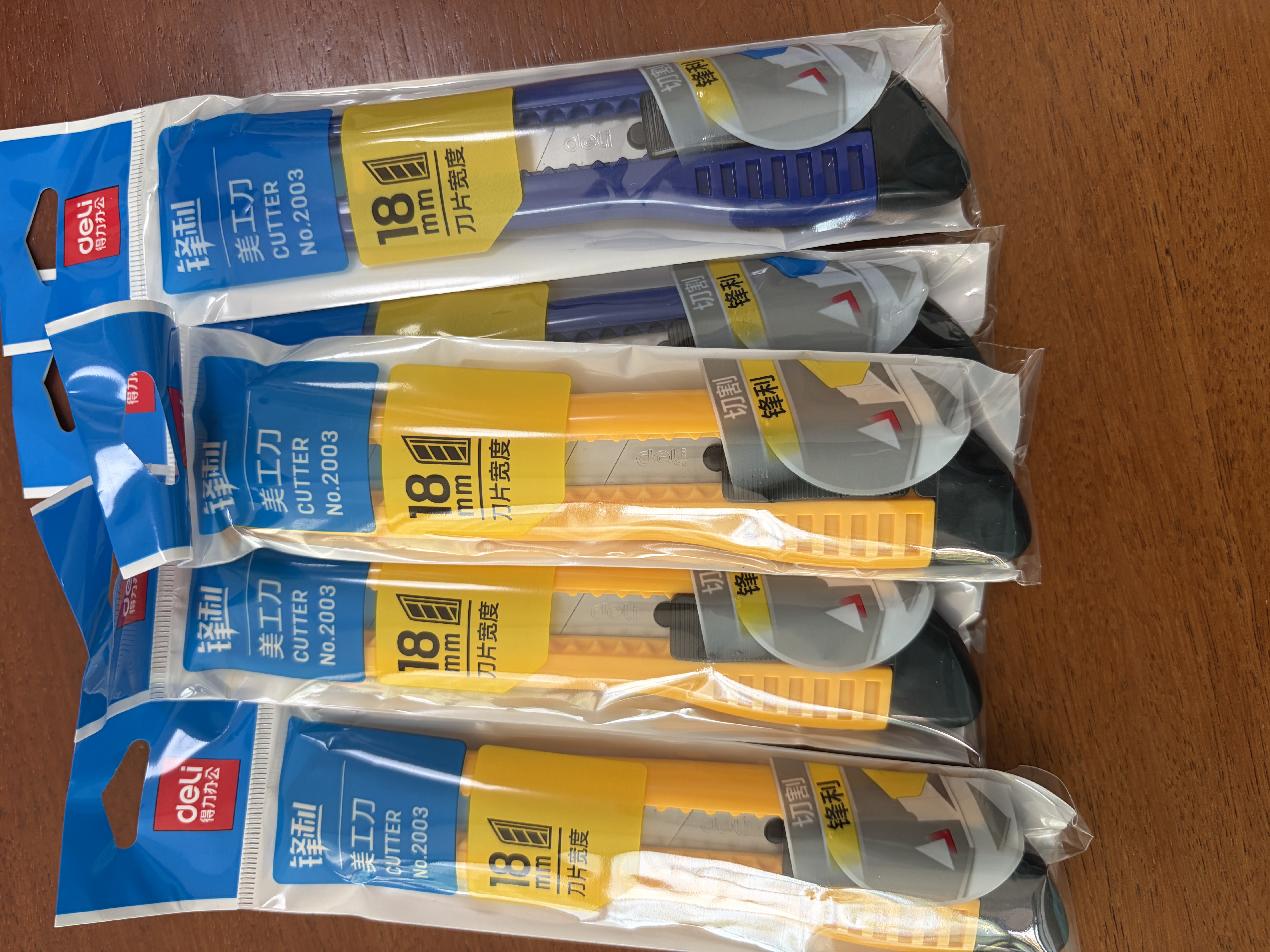 得力（deli）大号耐用美工刀五把装耐用手动锁定功能裁纸刀/小刀 办公用品 实拍图