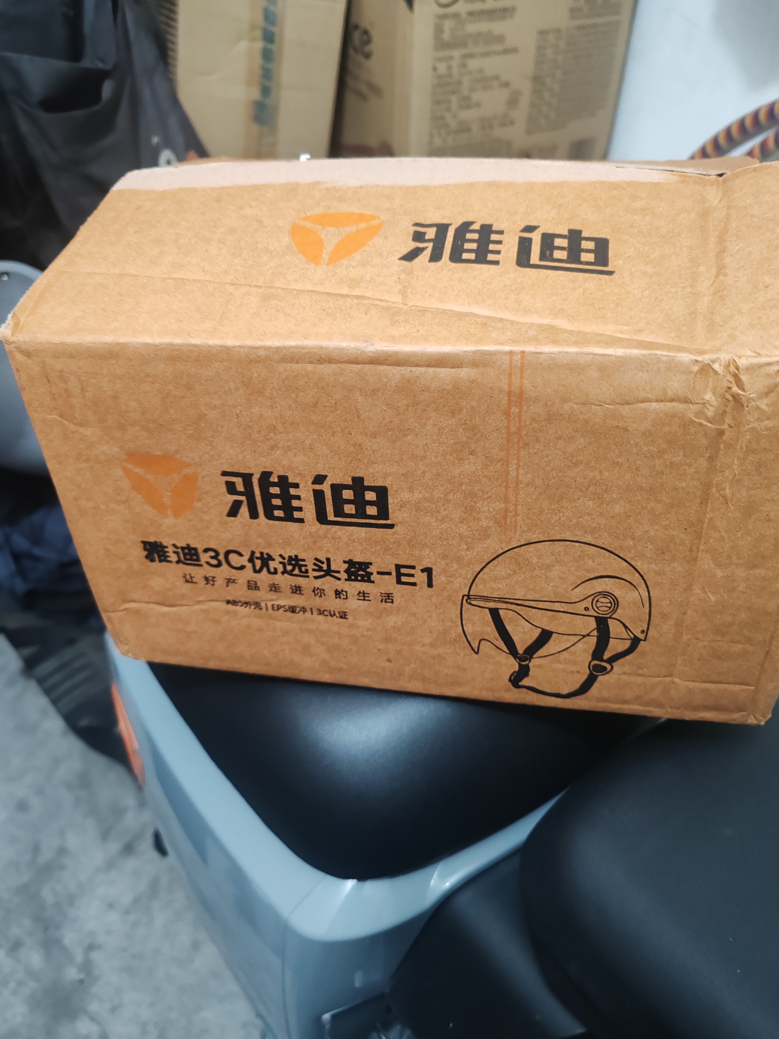 雅迪电动车头盔摩托车头盔3c认证摩登光芒热浪白鲨自行车助力车四季男女通用轻便式E1防晒灰色 实拍图