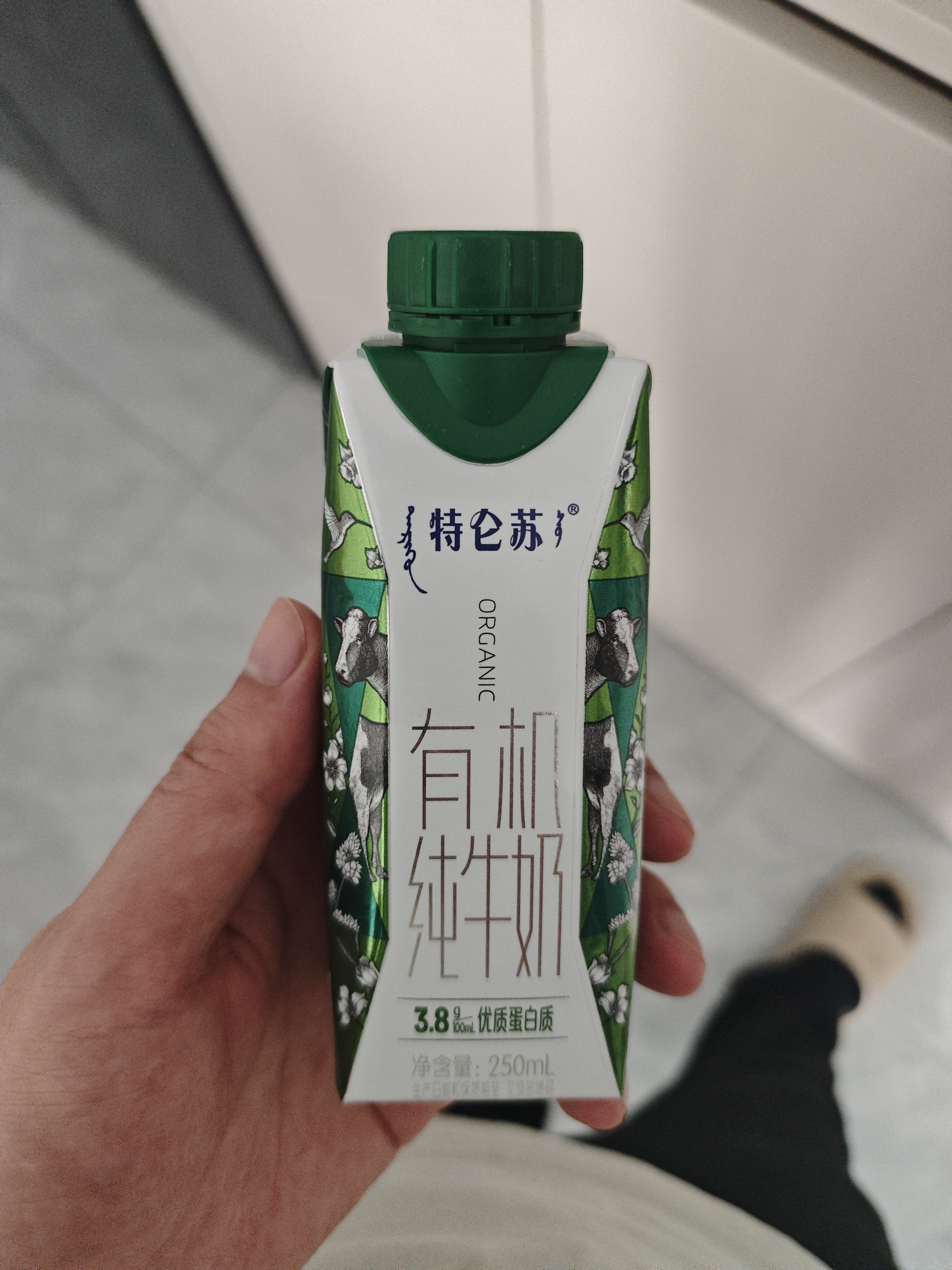 伊利金典3.8g乳蛋白有机全脂纯奶250ml*10盒 礼盒装 实拍图
